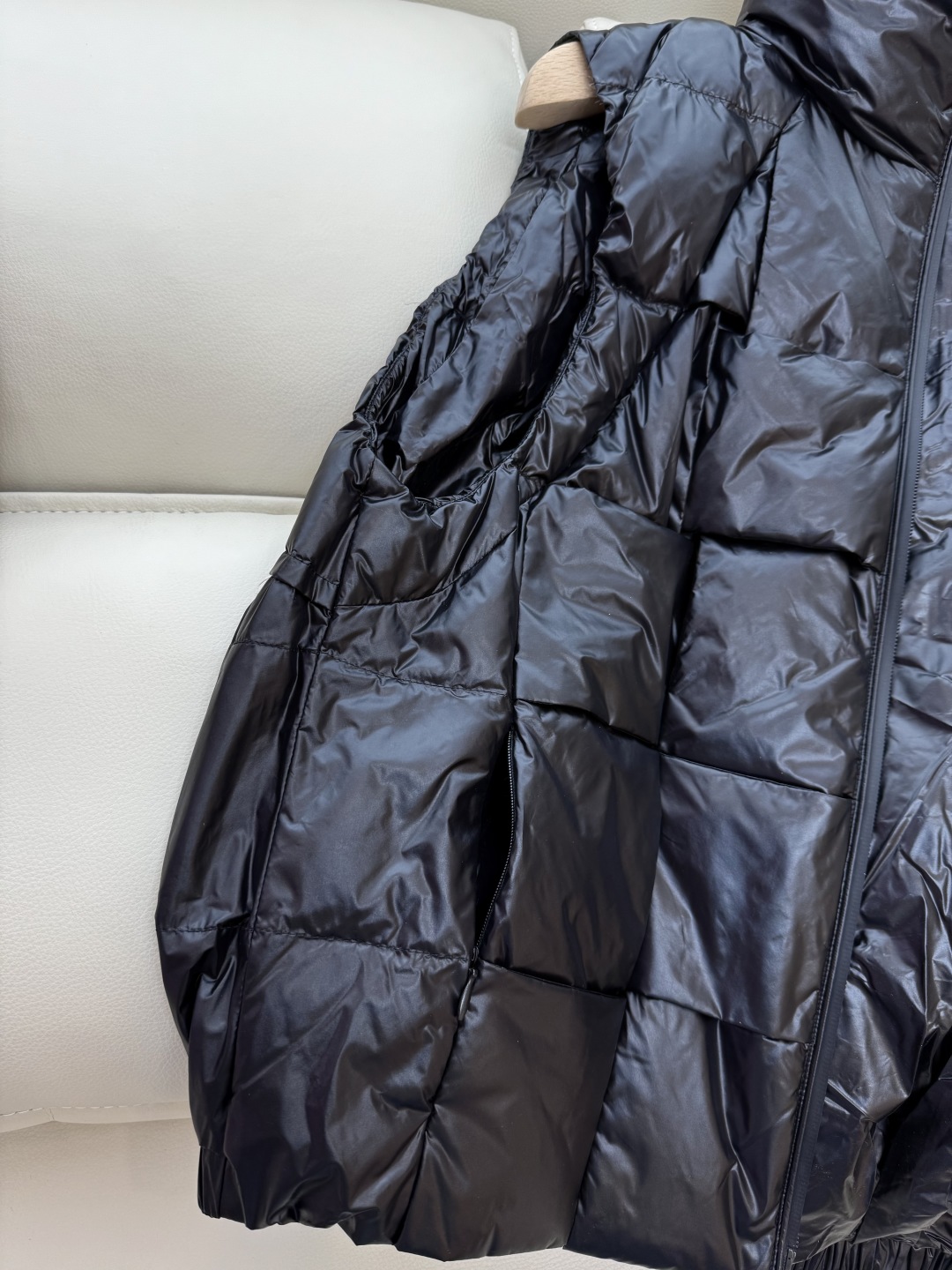 M2168#新款羽绒服。BV 编织格纹 90% 白鹅绒 羽绒马甲 黑色 36/38/40