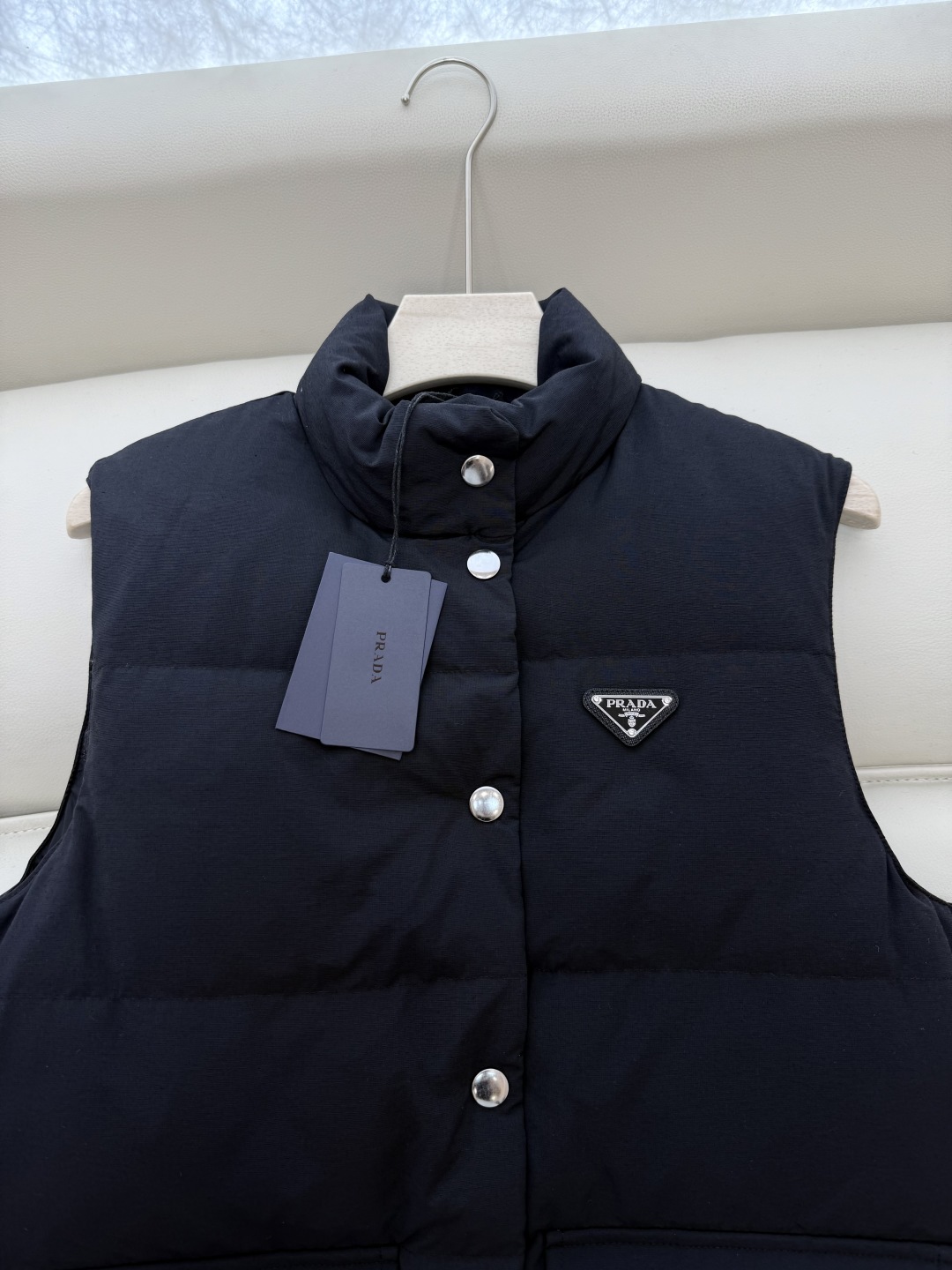25027#新款羽绒服⚠️💕Prada 三角标 1:1版 磨砂面料 极简风 90% 白鸭绒 羽绒马甲 黑