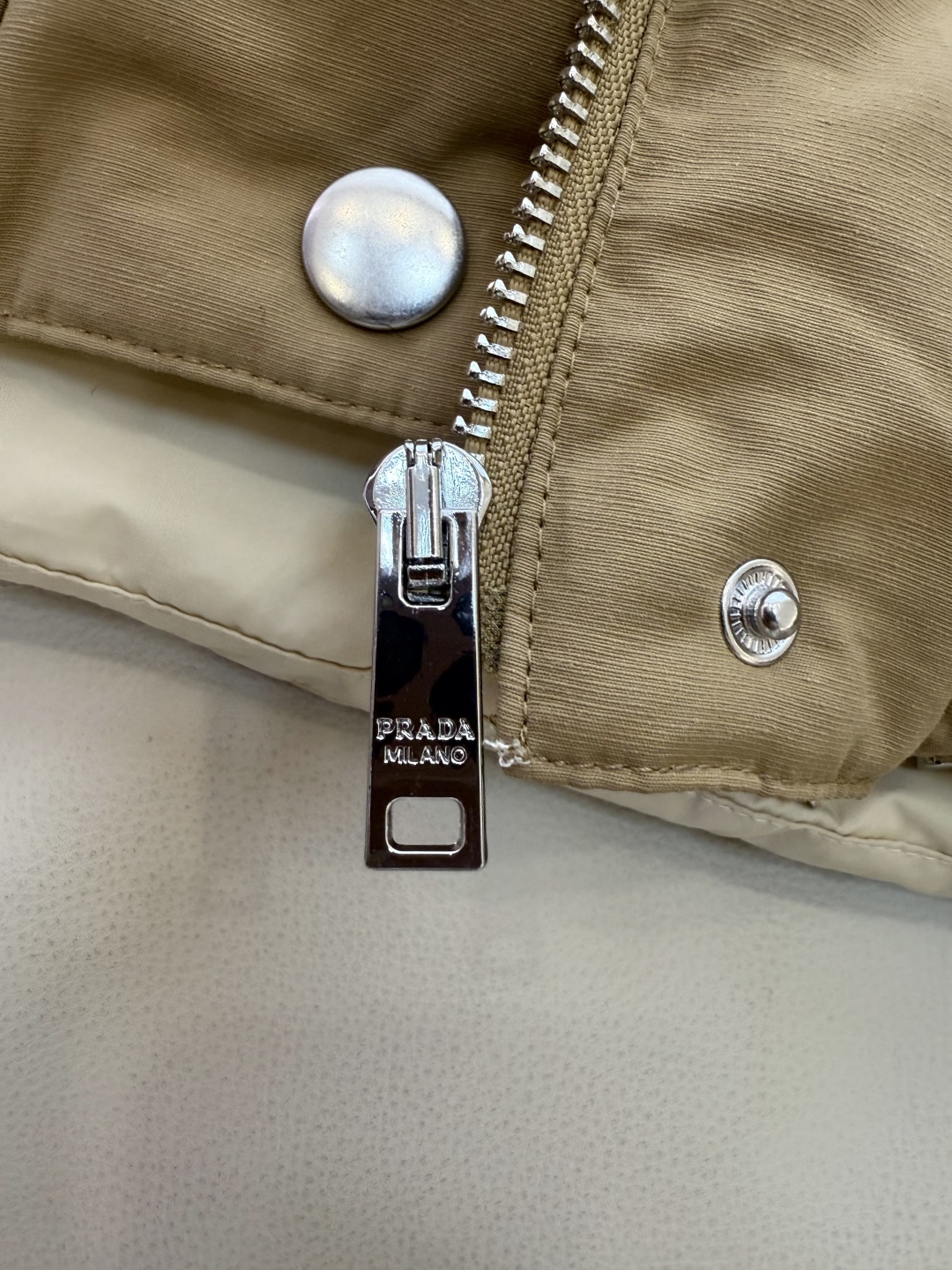 25027#新款羽绒服⚠️💕Prada 三角标 1:1版 磨砂面料 极简风 90% 白鸭绒 羽绒马甲 黑