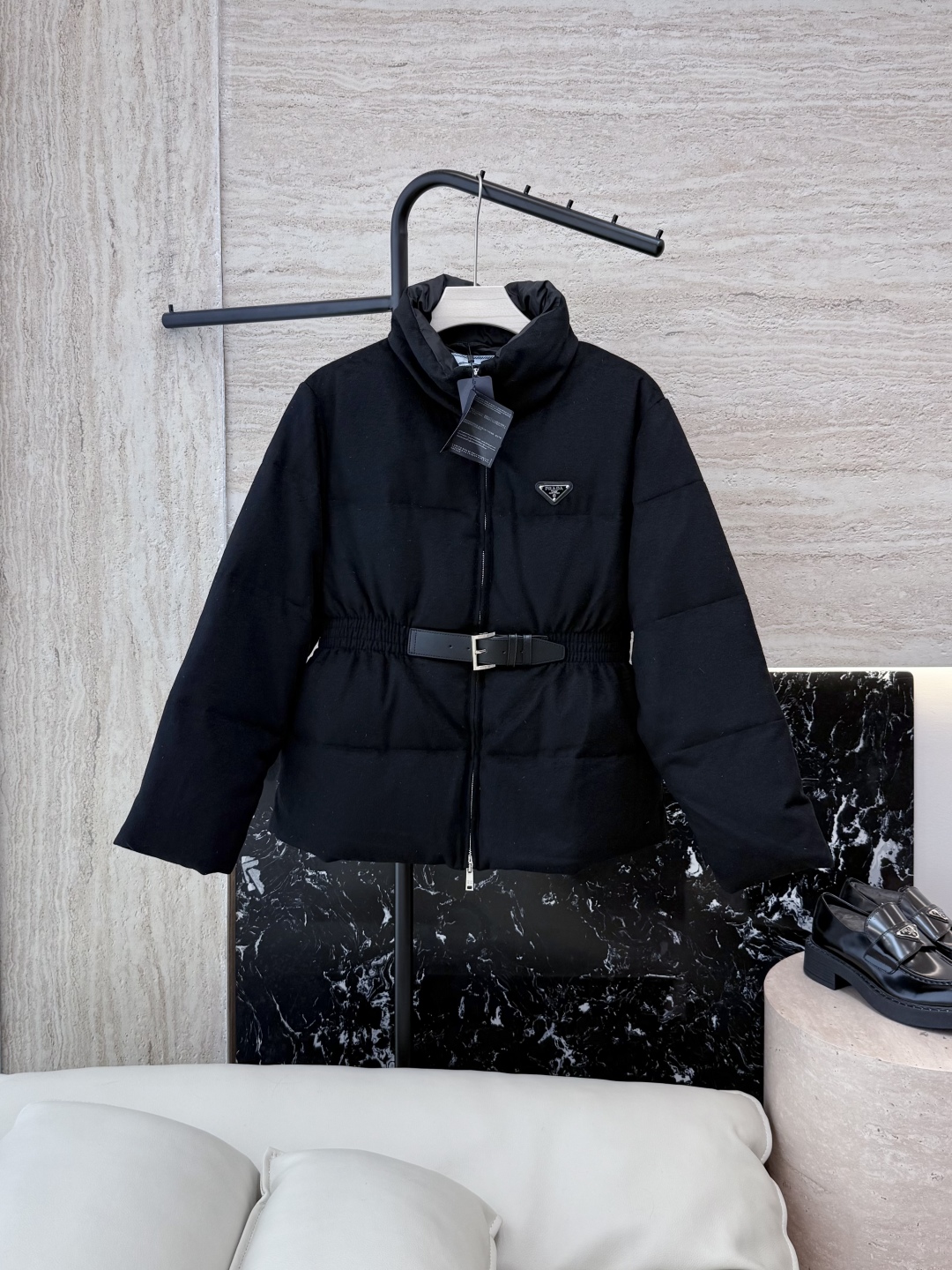 AH725#新款羽绒服⚠️💕PRADA 经典三角形 收腰 90% 白鹅绒 长袖 绒料羽绒服 黑色 深灰色