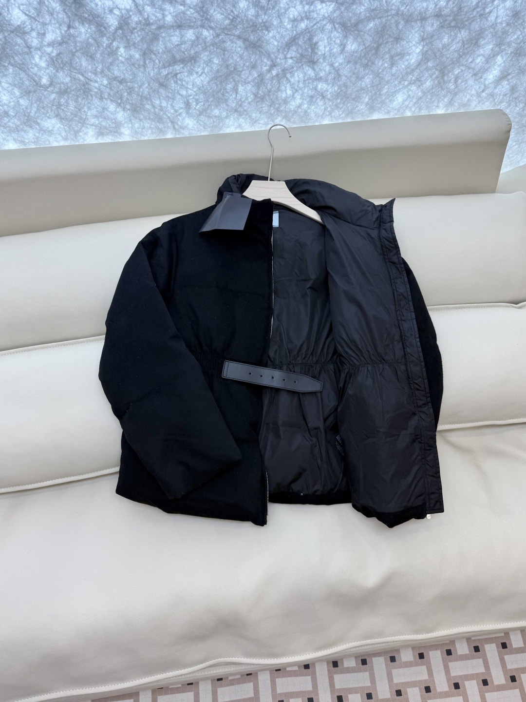 AH725#新款羽绒服⚠️💕PRADA 经典三角形 收腰 90% 白鹅绒 长袖 绒料羽绒服 黑色 深灰色