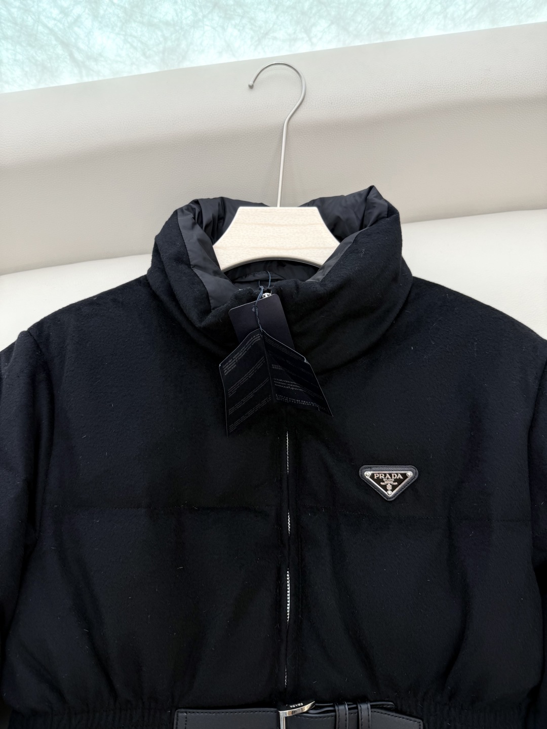 AH725#新款羽绒服⚠️💕PRADA 经典三角形 收腰 90% 白鹅绒 长袖 绒料羽绒服 黑色 深灰色