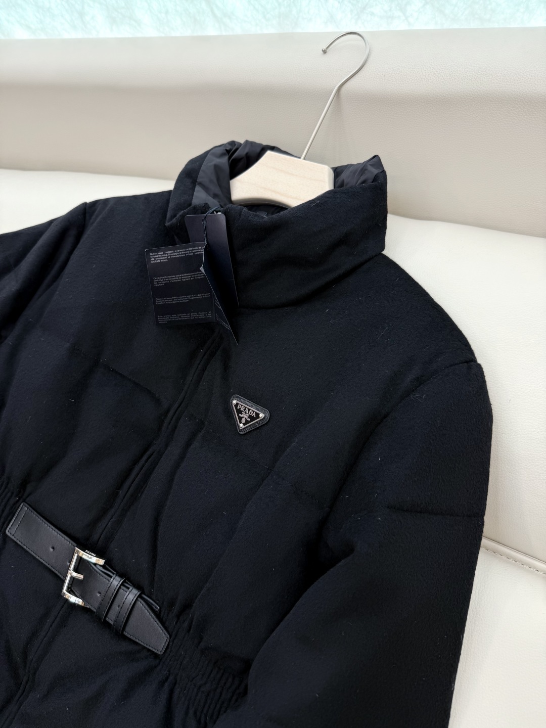 AH725#新款羽绒服⚠️💕PRADA 经典三角形 收腰 90% 白鹅绒 长袖 绒料羽绒服 黑色 深灰色