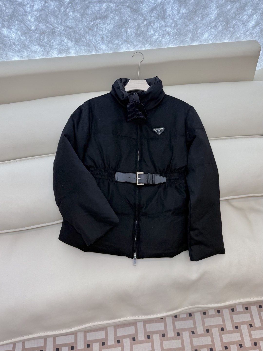 AH725#新款羽绒服⚠️💕PRADA 经典三角形 收腰 90% 白鹅绒 长袖 绒料羽绒服 黑色 深灰色