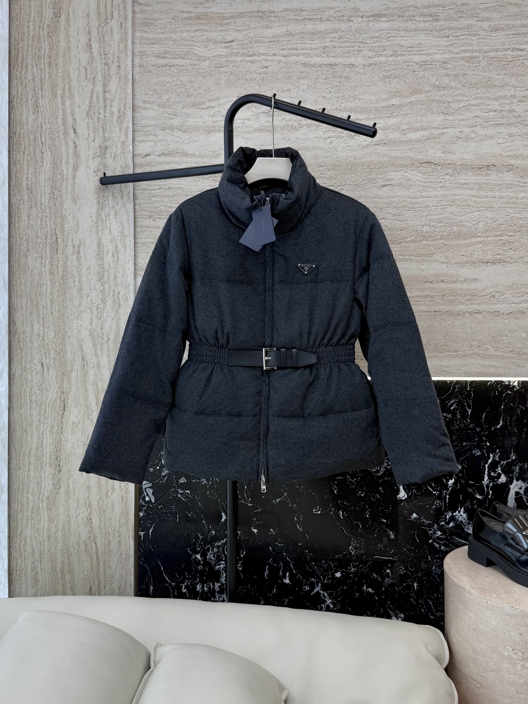 AH725#新款羽绒服⚠️💕PRADA 经典三角形 收腰 90% 白鹅绒 长袖 绒料羽绒服 黑色 深灰色