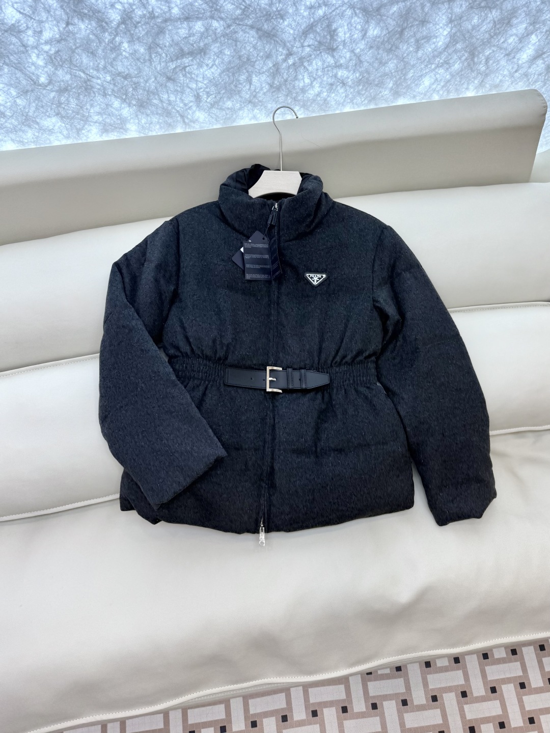 AH725#新款羽绒服⚠️💕PRADA 经典三角形 收腰 90% 白鹅绒 长袖 绒料羽绒服 黑色 深灰色