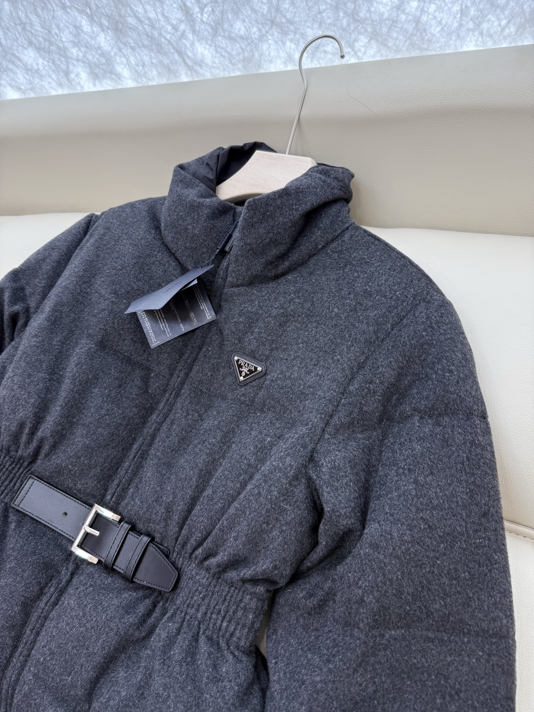 AH725#新款羽绒服⚠️💕PRADA 经典三角形 收腰 90% 白鹅绒 长袖 绒料羽绒服 黑色 深灰色