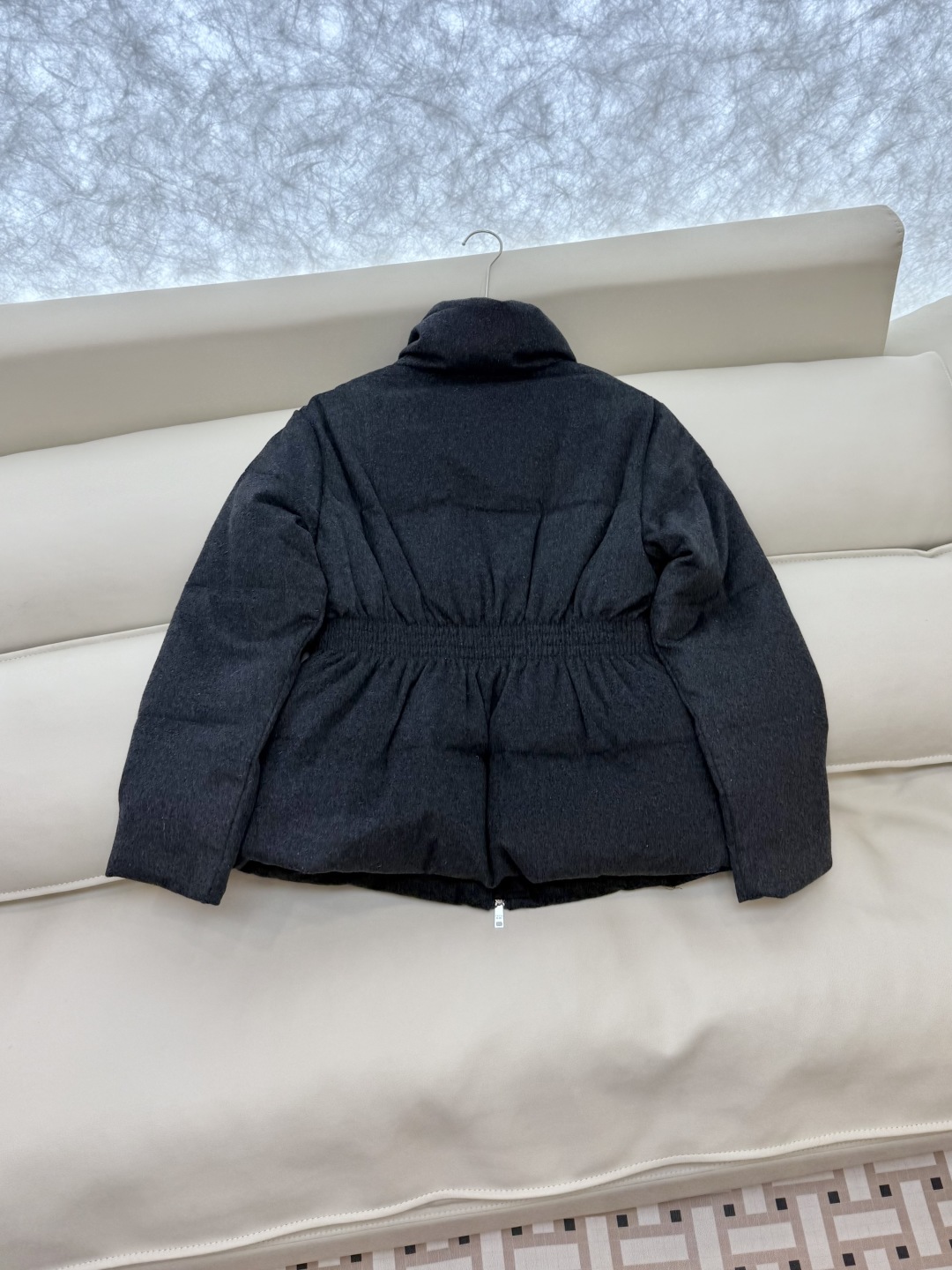AH725#新款羽绒服⚠️💕PRADA 经典三角形 收腰 90% 白鹅绒 长袖 绒料羽绒服 黑色 深灰色
