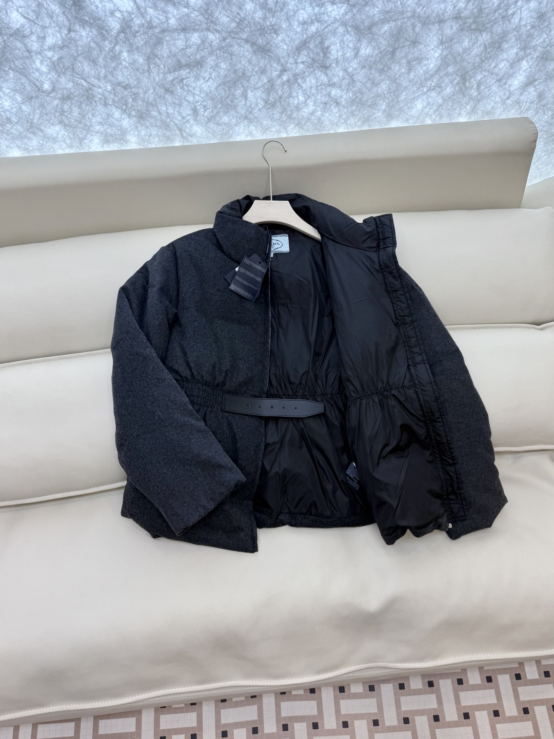 AH725#新款羽绒服⚠️💕PRADA 经典三角形 收腰 90% 白鹅绒 长袖 绒料羽绒服 黑色 深灰色
