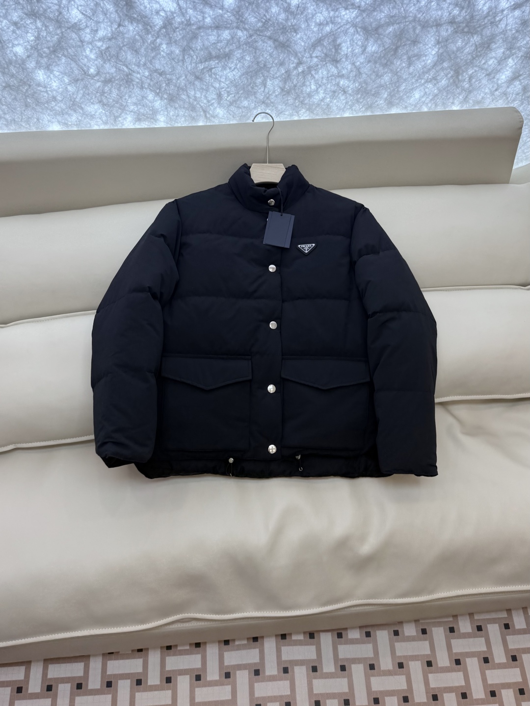 25028#新款羽绒服⚠️💕Prada 三角标 1:1版 磨砂面料 极简风 90% 白鸭绒 羽绒服 黑色