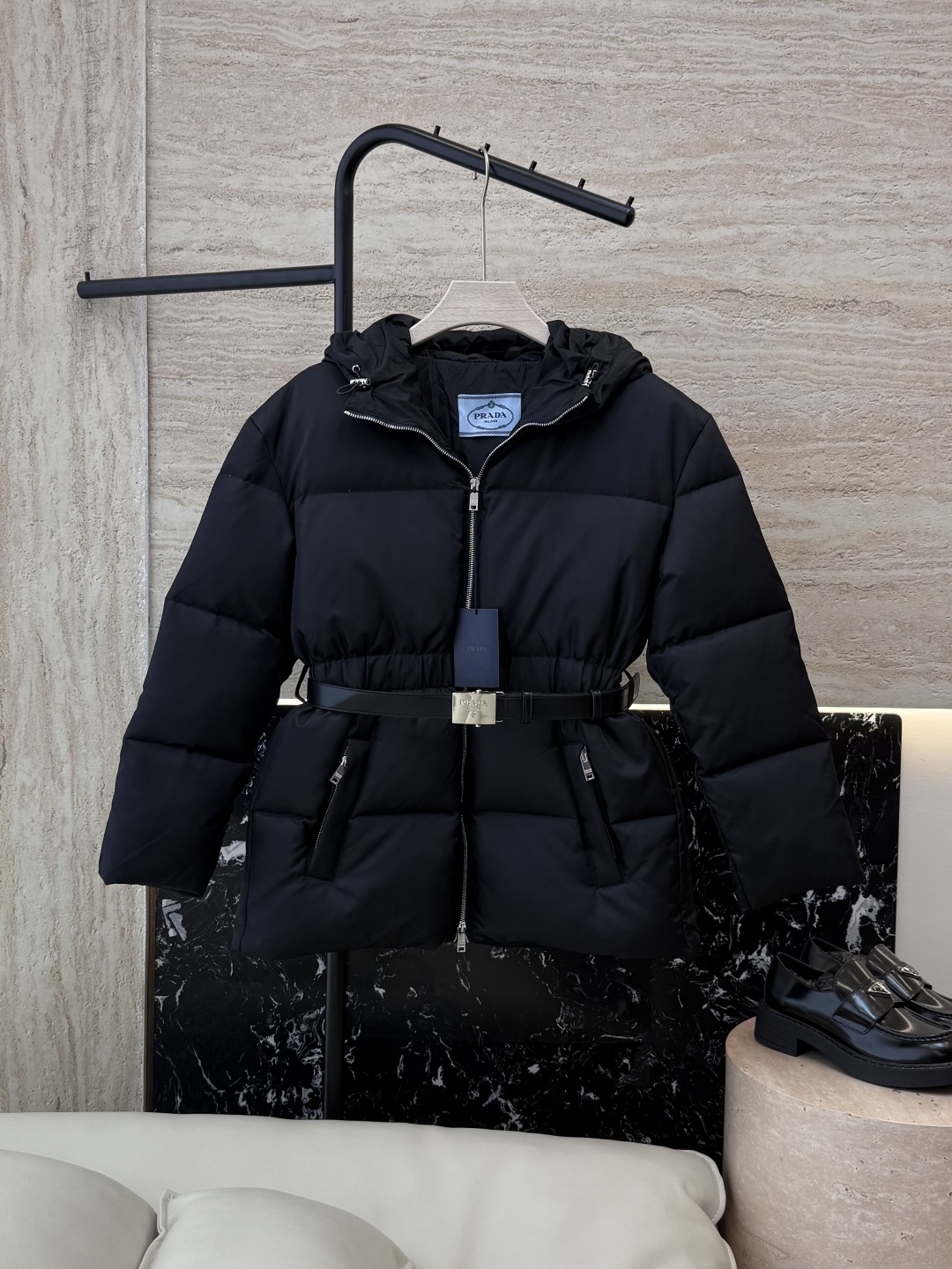 26033#新款羽绒服⚠️💕PRADA 顶级版 蚂蚁腰 最新款 配腰带 90% 白鸭绒 长袖中长款 羽绒