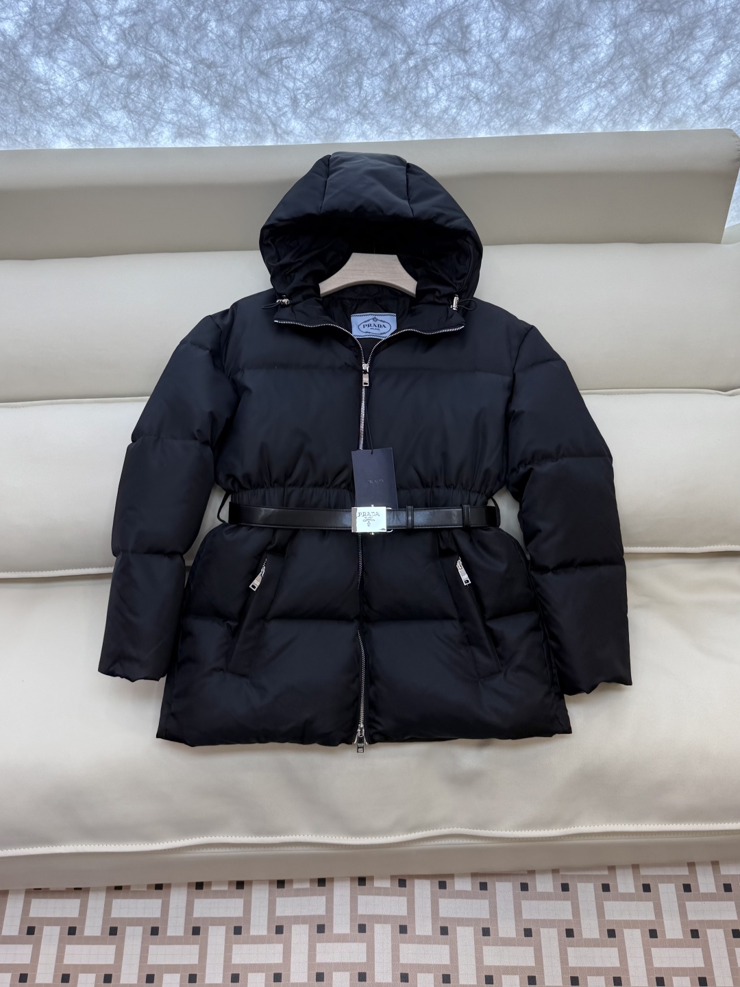 26033#新款羽绒服⚠️💕PRADA 顶级版 蚂蚁腰 最新款 配腰带 90% 白鸭绒 长袖中长款 羽绒