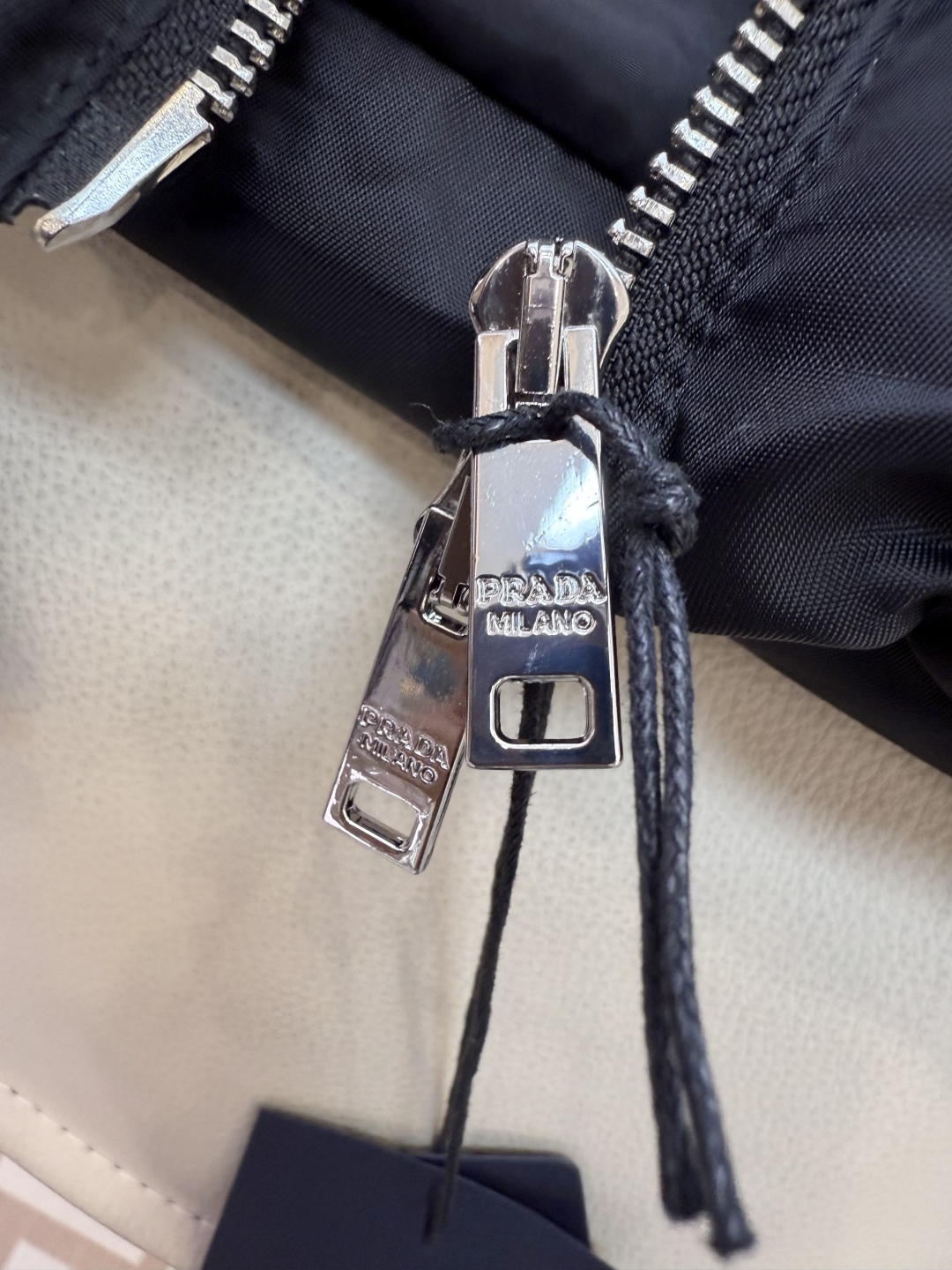 26033#新款羽绒服⚠️💕PRADA 顶级版 蚂蚁腰 最新款 配腰带 90% 白鸭绒 长袖中长款 羽绒