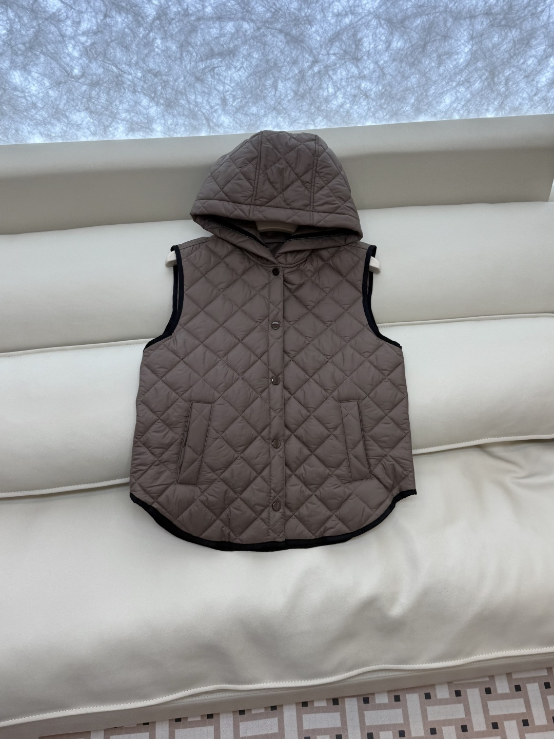 QGL029#新款马甲⚠️💕BC 菱形格 链条装饰 带帽 棉马甲背心 白色 杏色 咖色 SML