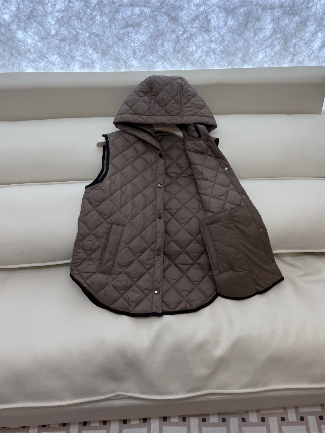 QGL029#新款马甲⚠️💕BC 菱形格 链条装饰 带帽 棉马甲背心 白色 杏色 咖色 SML