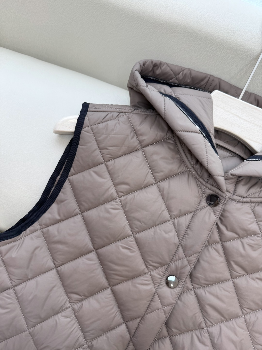 QGL029#新款马甲⚠️💕BC 菱形格 链条装饰 带帽 棉马甲背心 白色 杏色 咖色 SML