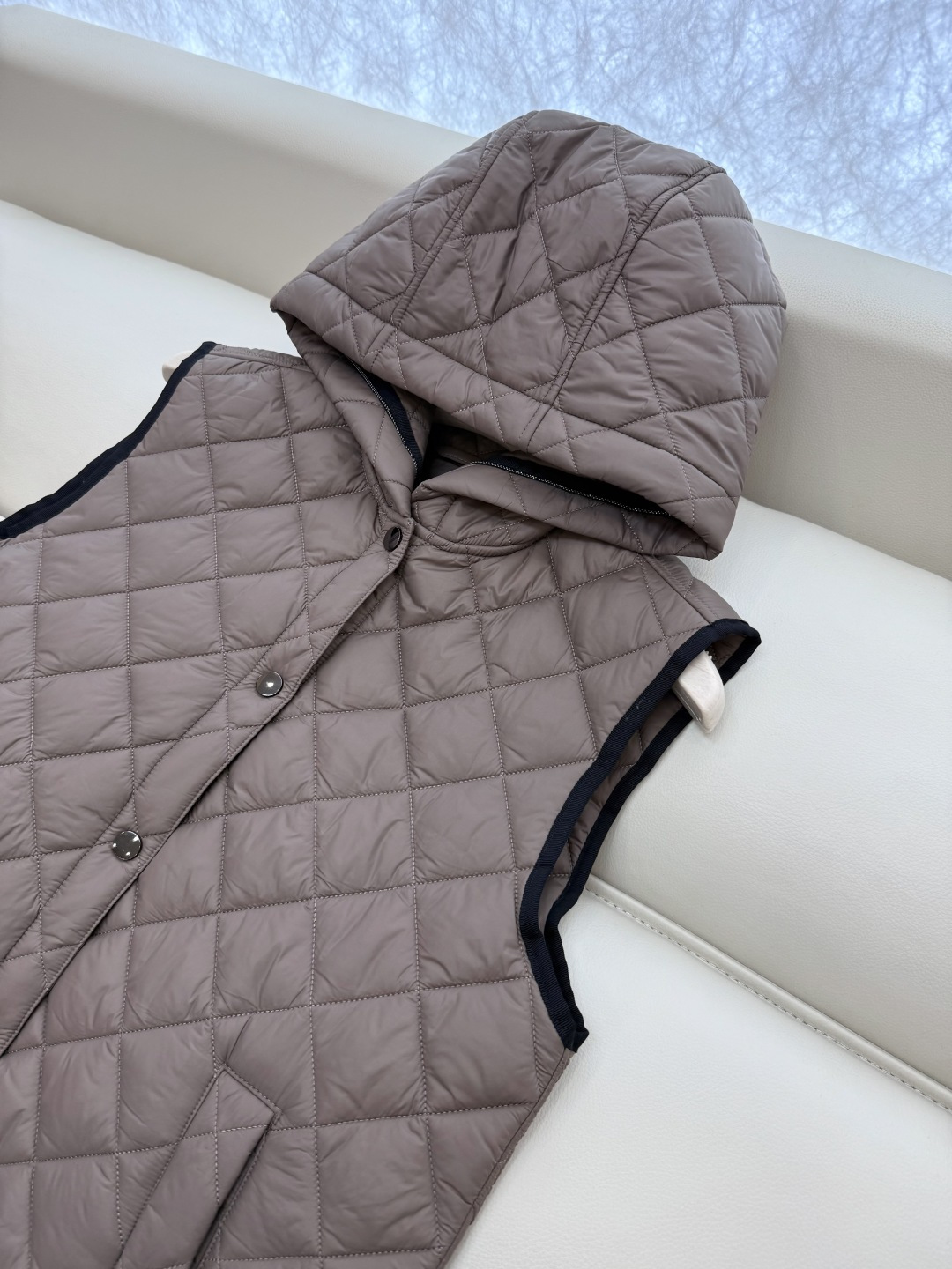 QGL029#新款马甲⚠️💕BC 菱形格 链条装饰 带帽 棉马甲背心 白色 杏色 咖色 SML