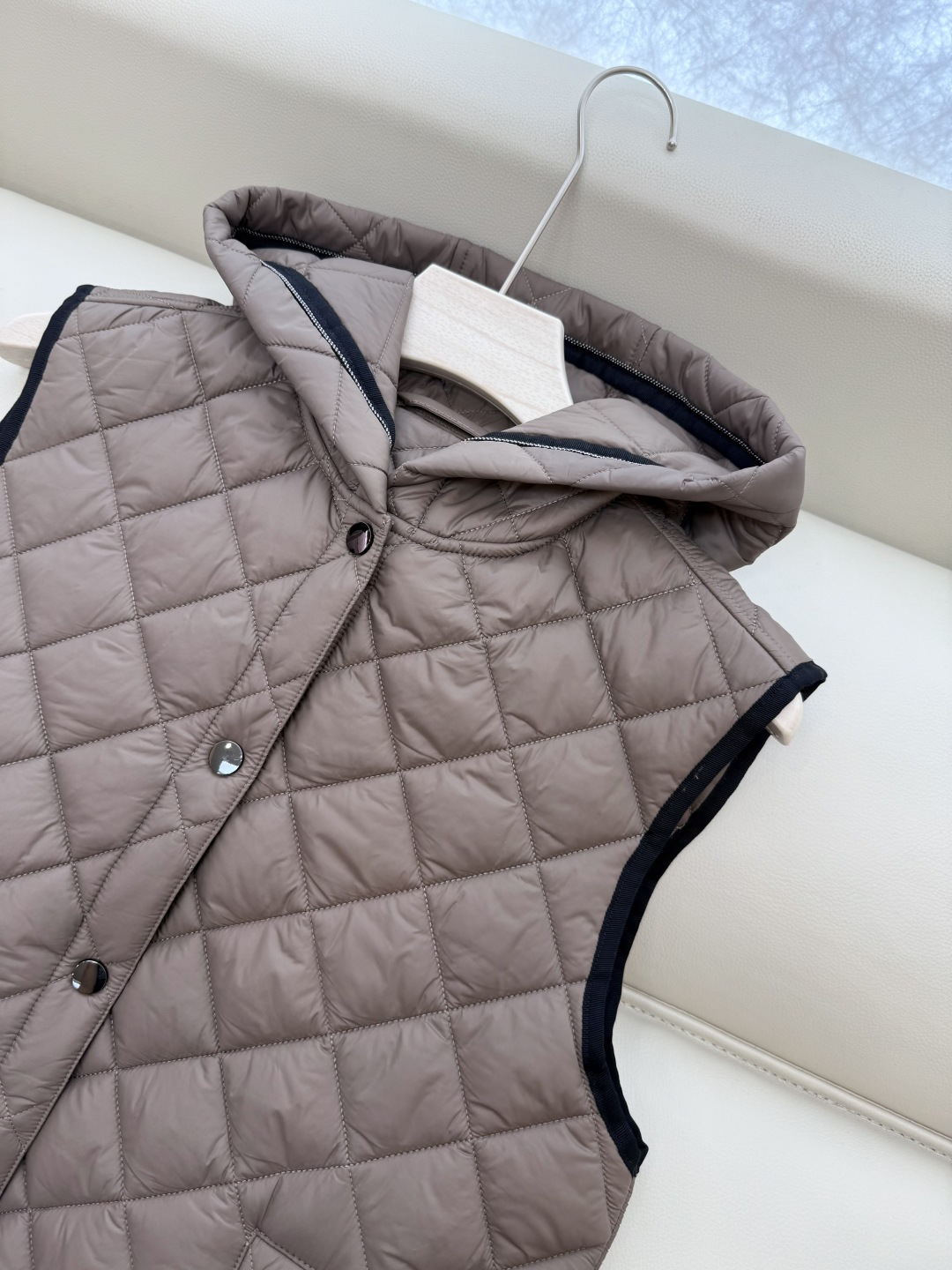 QGL029#新款马甲⚠️💕BC 菱形格 链条装饰 带帽 棉马甲背心 白色 杏色 咖色 SML