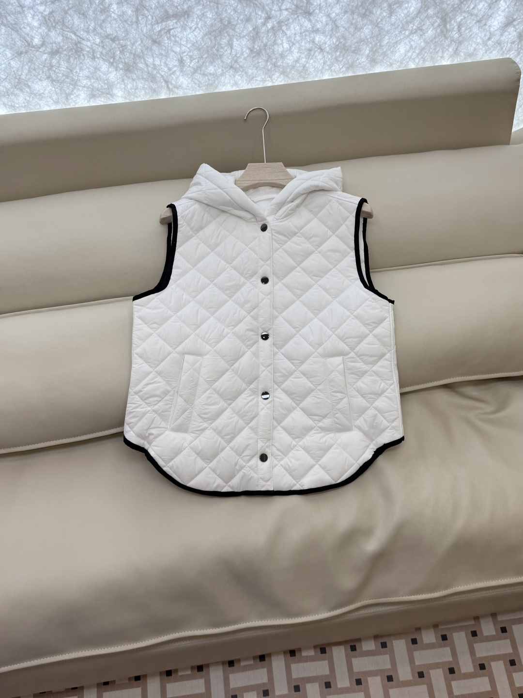 QGL029#新款马甲⚠️💕BC 菱形格 链条装饰 带帽 棉马甲背心 白色 杏色 咖色 SML