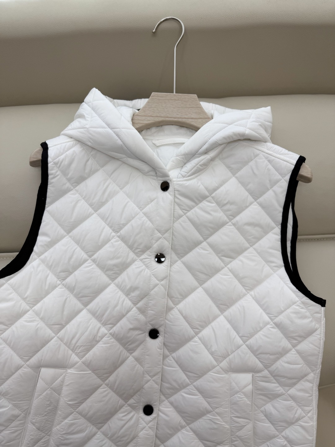 QGL029#新款马甲⚠️💕BC 菱形格 链条装饰 带帽 棉马甲背心 白色 杏色 咖色 SML