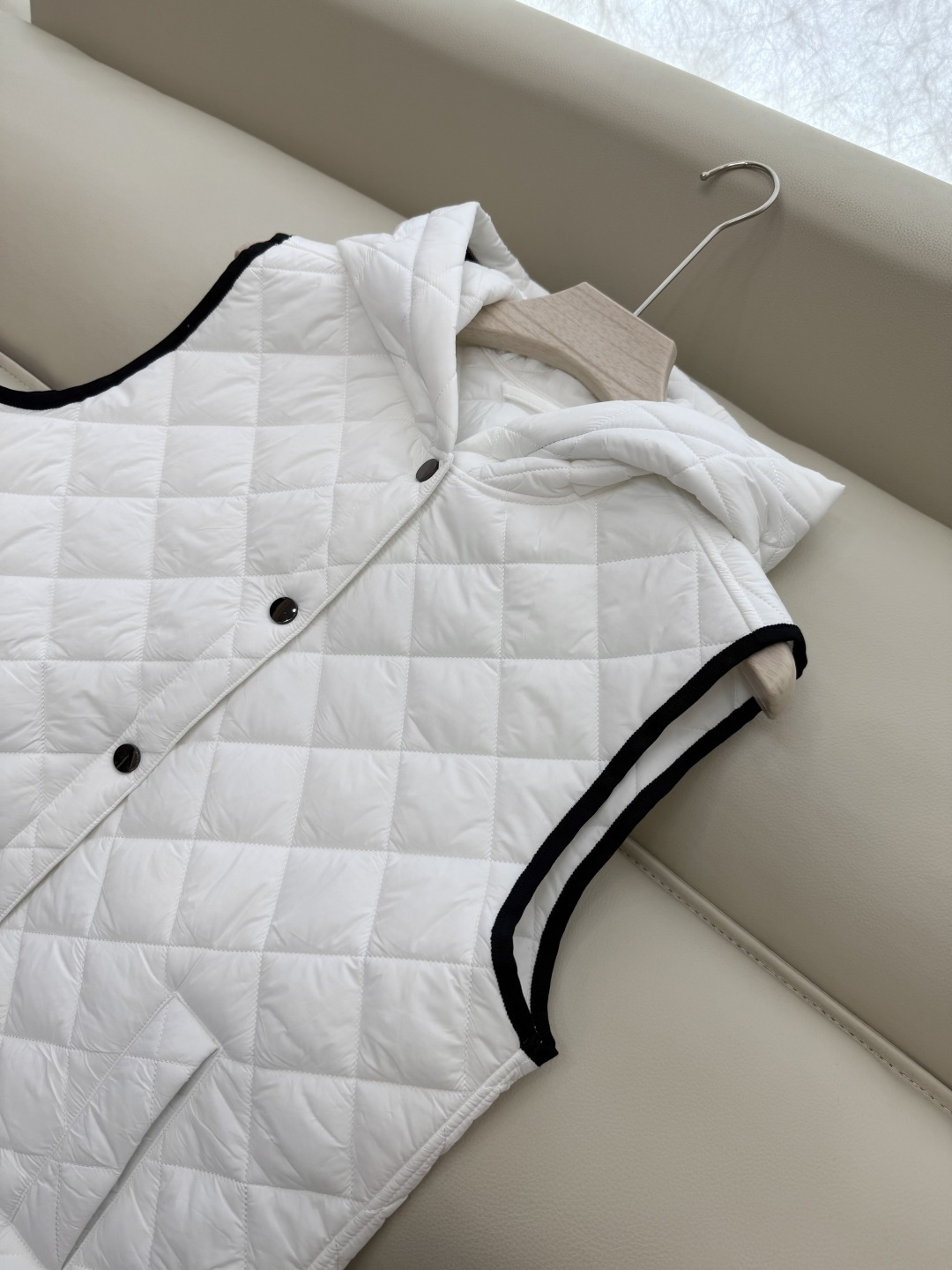 QGL029#新款马甲⚠️💕BC 菱形格 链条装饰 带帽 棉马甲背心 白色 杏色 咖色 SML