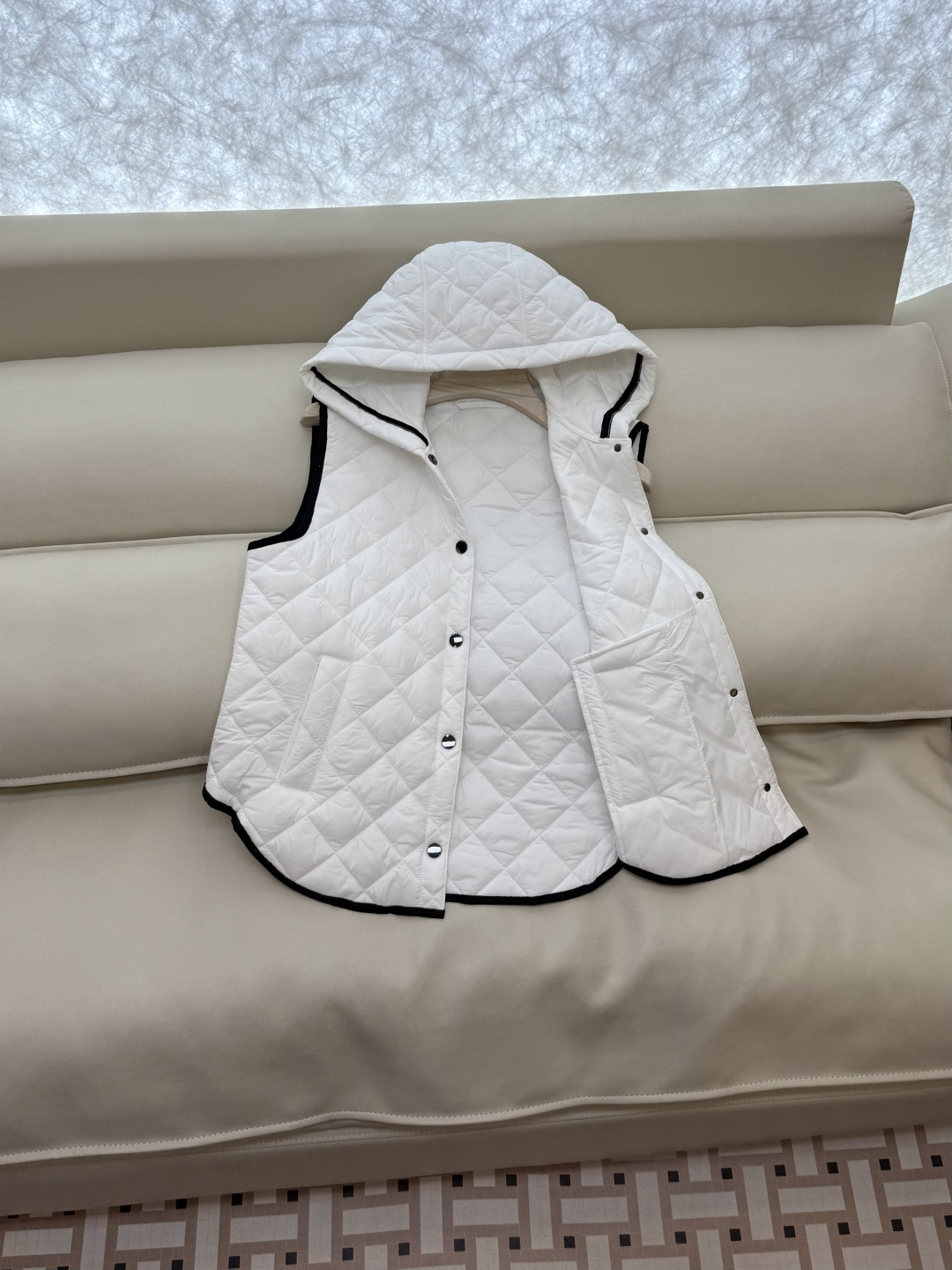 QGL029#新款马甲⚠️💕BC 菱形格 链条装饰 带帽 棉马甲背心 白色 杏色 咖色 SML