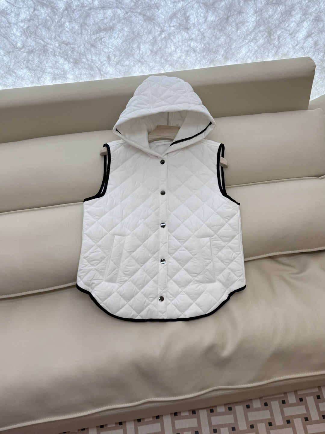 QGL029#新款马甲⚠️💕BC 菱形格 链条装饰 带帽 棉马甲背心 白色 杏色 咖色 SML