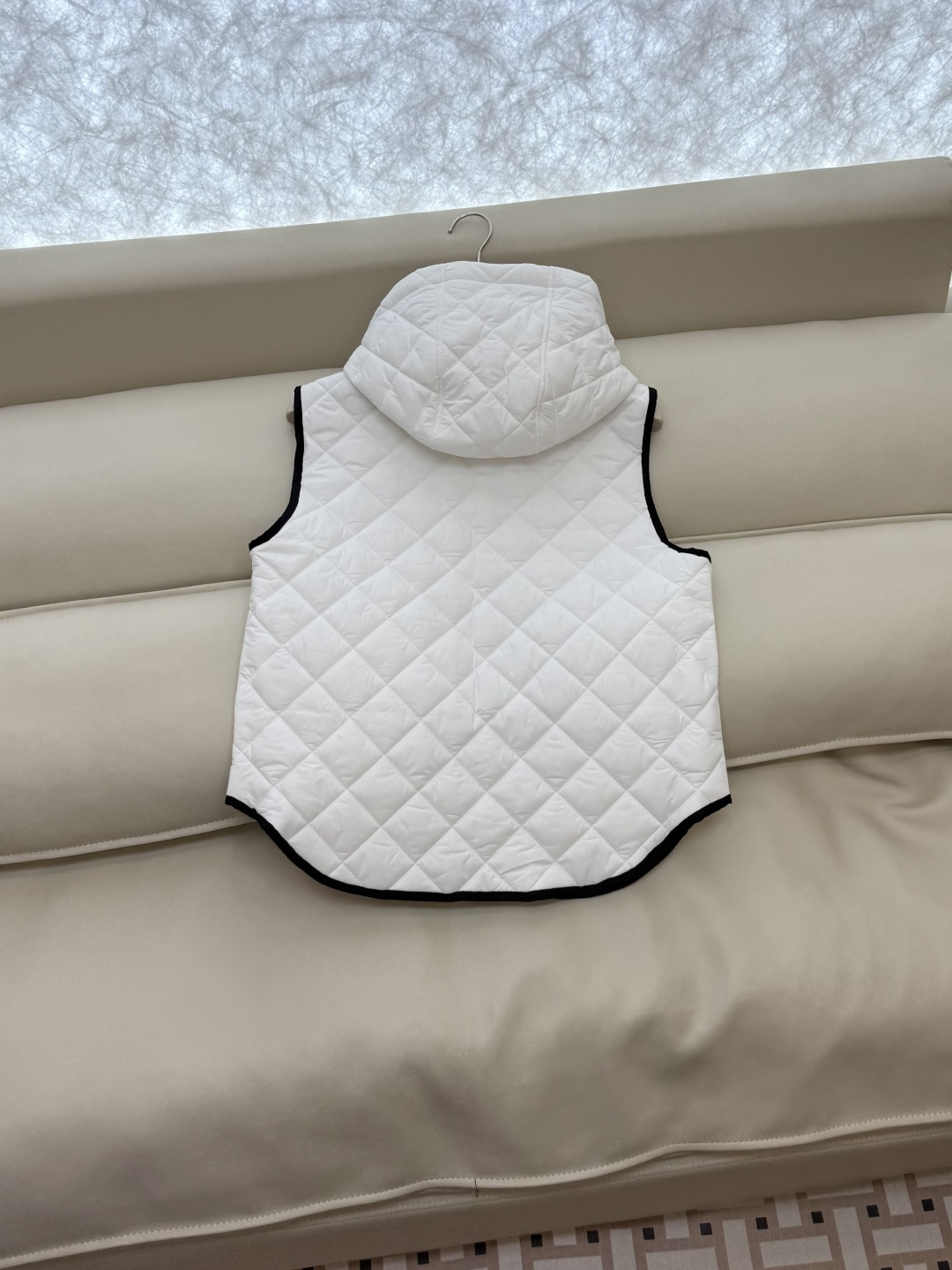 QGL029#新款马甲⚠️💕BC 菱形格 链条装饰 带帽 棉马甲背心 白色 杏色 咖色 SML