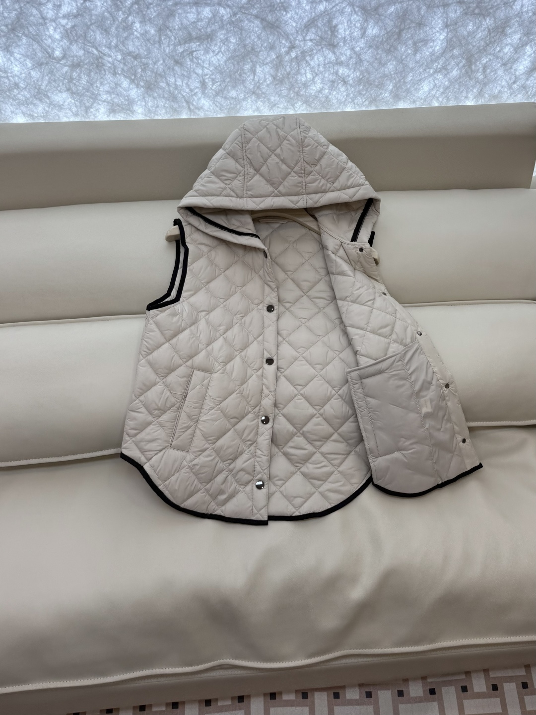 QGL029#新款马甲⚠️💕BC 菱形格 链条装饰 带帽 棉马甲背心 白色 杏色 咖色 SML