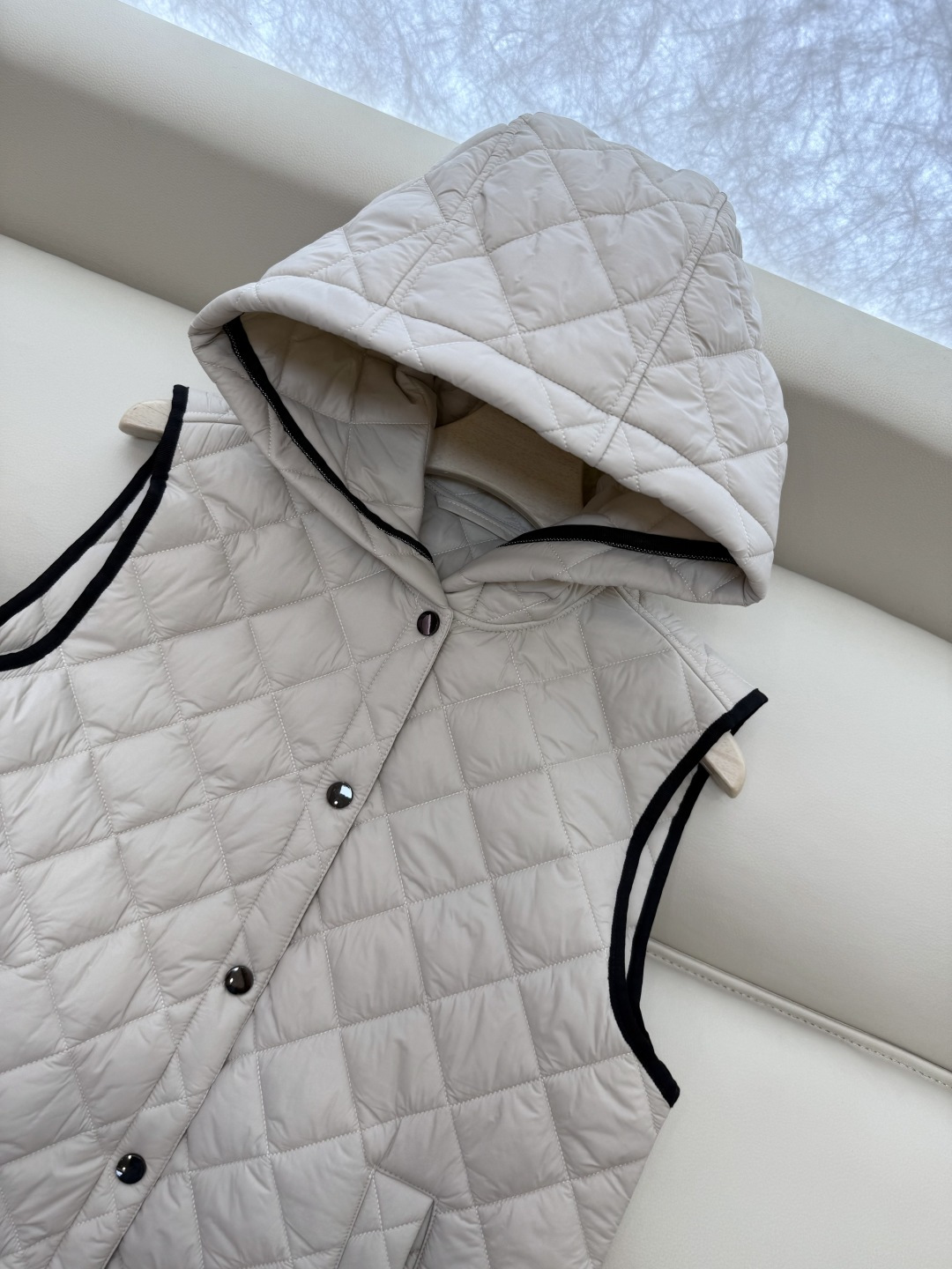 QGL029#新款马甲⚠️💕BC 菱形格 链条装饰 带帽 棉马甲背心 白色 杏色 咖色 SML