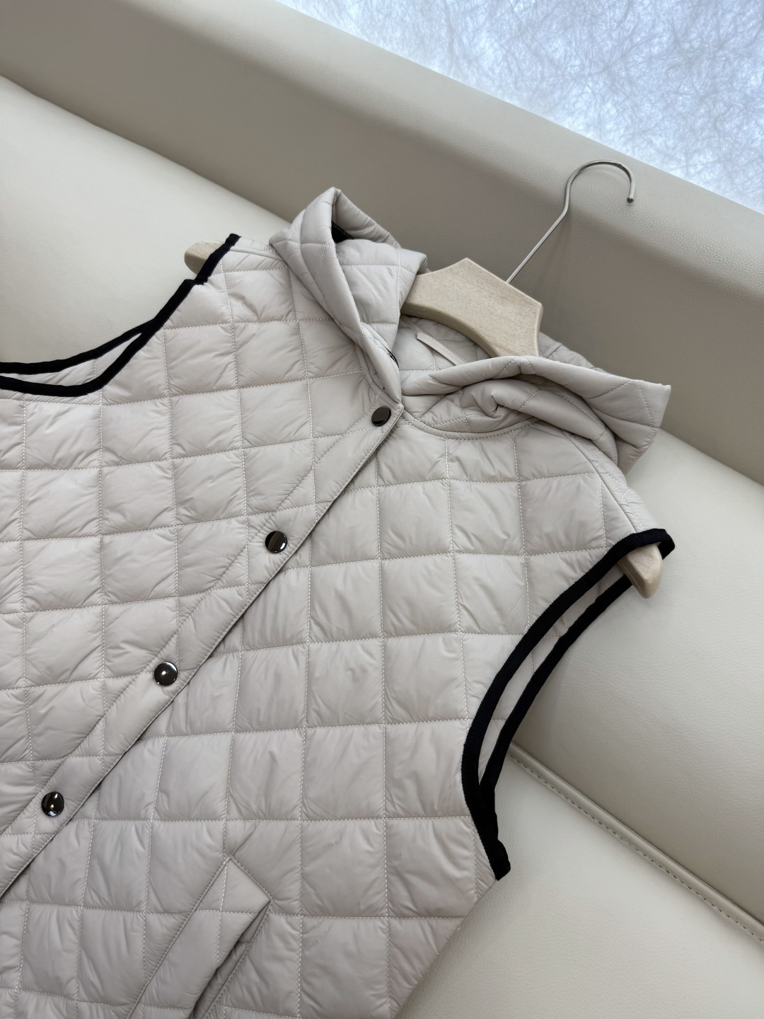 QGL029#新款马甲⚠️💕BC 菱形格 链条装饰 带帽 棉马甲背心 白色 杏色 咖色 SML