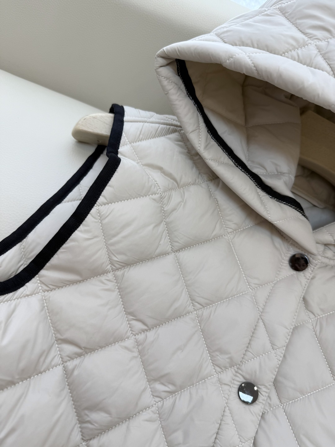 QGL029#新款马甲⚠️💕BC 菱形格 链条装饰 带帽 棉马甲背心 白色 杏色 咖色 SML