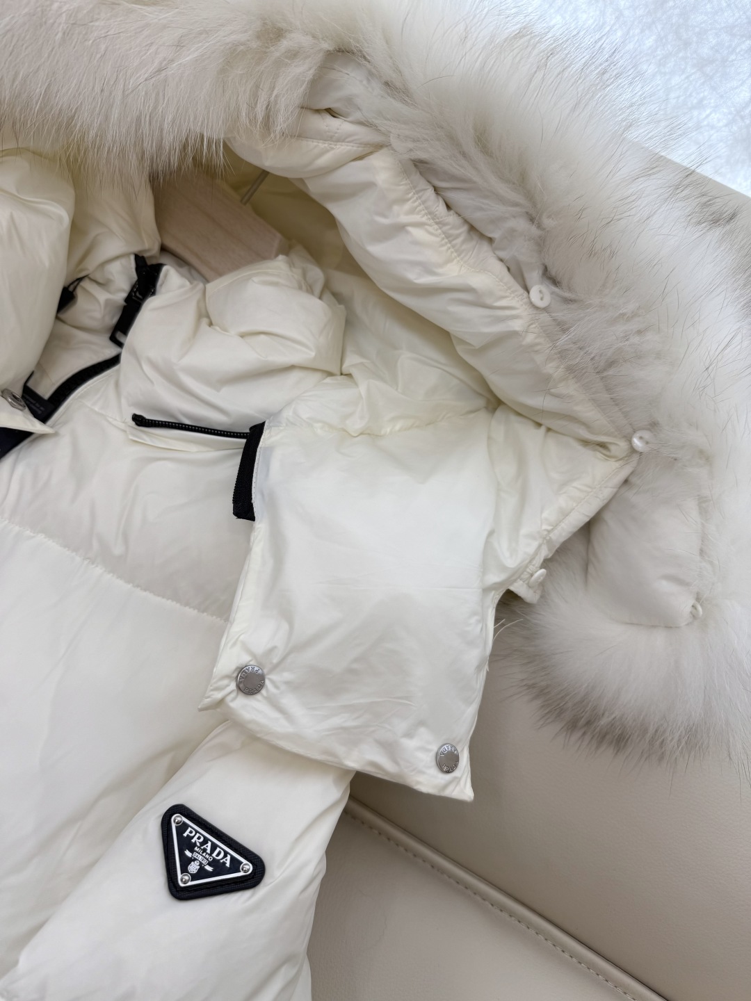 AH718#新款羽绒服⚠️💕PRADA 三角标 长款 狐狸毛领 90% 白鹅绒 羽绒服 白色 黑色 咖色