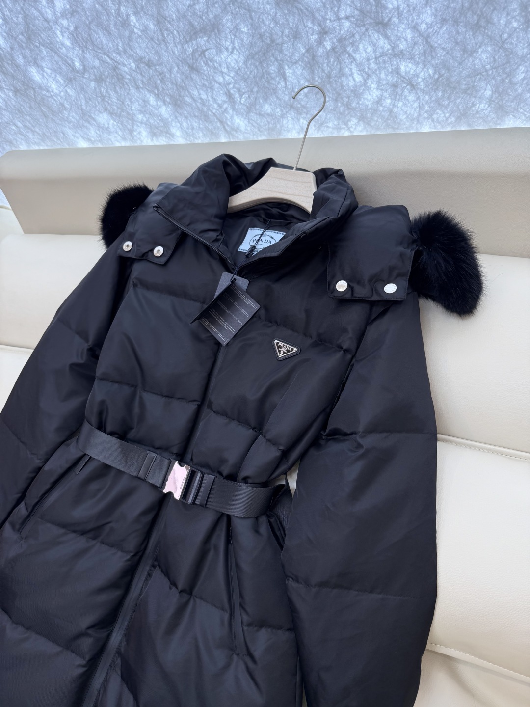 AH712#新款羽绒服⚠️💕PRADA 超大狐狸毛领 收腰显瘦 长款90% 白鹅绒 羽绒服 浅灰色 咖色