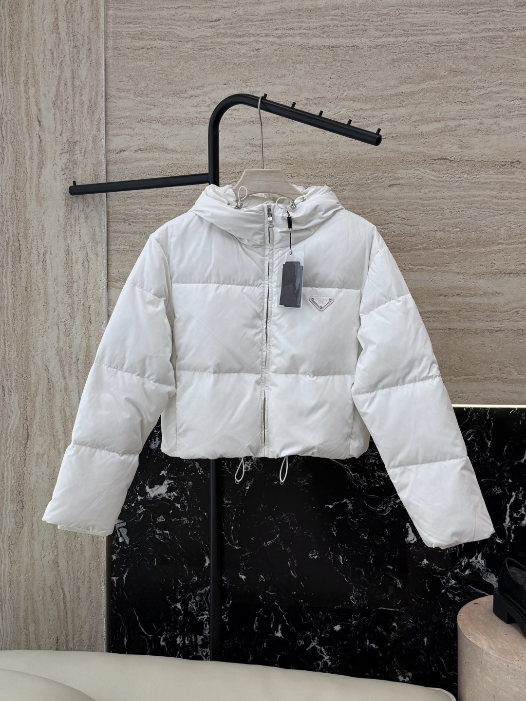 NO:534093,With dust bag P-8511# new down jacket Prada triangle label with hat 90 white goose down jacket White apricot black 38-44,,prada,down jacket,hats,alexander wang19860909配防尘袋P-8511#新款羽绒服 Prada 三角标 带帽90白鹅绒 短款 羽绒服 白色 杏色 黑色 38-44,,prada,down jacket,hats,alexander wang,Women's clothing