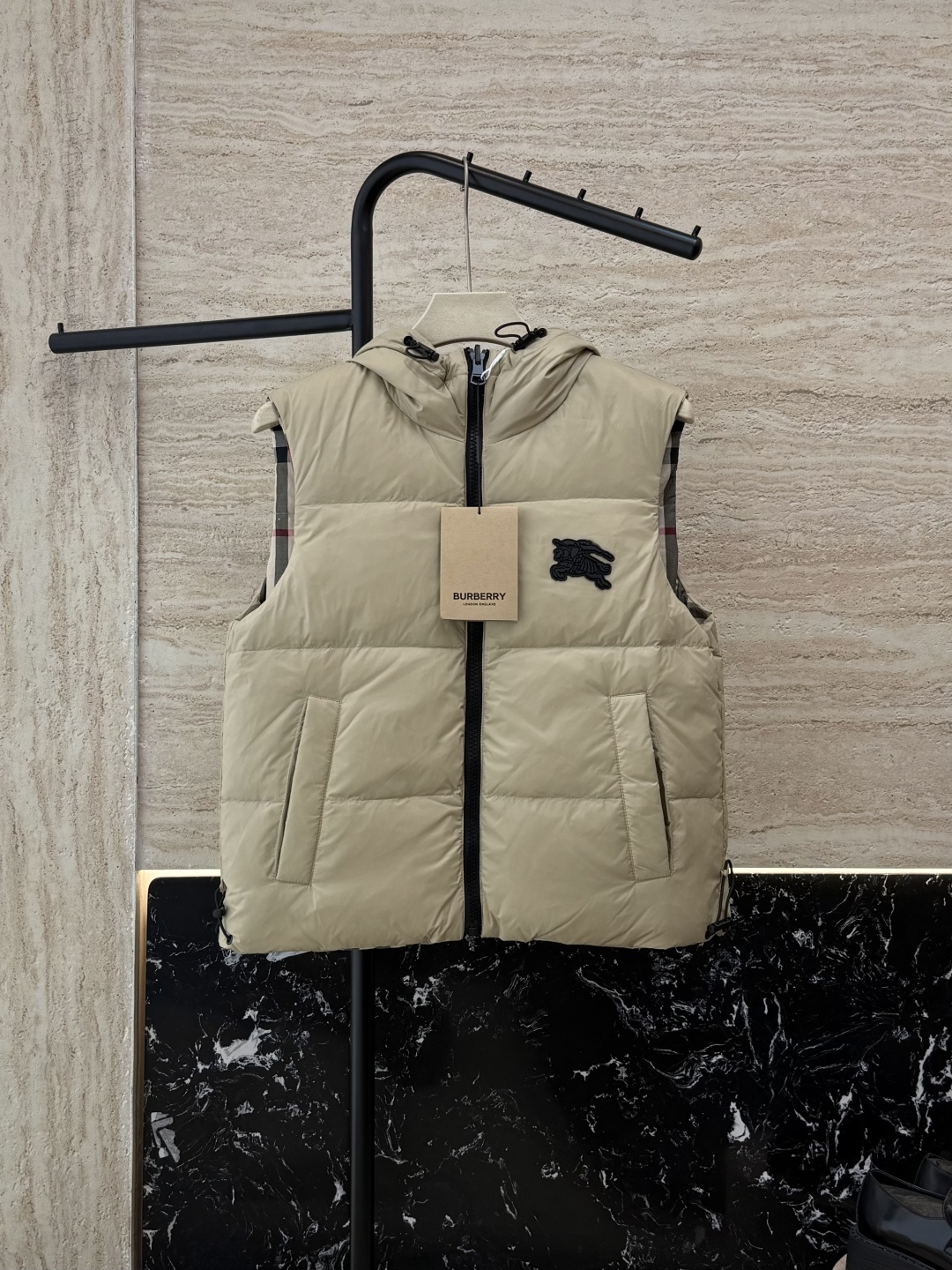 NO:534098,New down jacket with dust bag B8503# Burberry, two-sided plaid print with hat 90 white goose down vest, black apricot color, brown SMLXL,,burberry,burberry,down jacket,hats,alexander wang19860909配防尘袋B8503#新款羽绒服 Bur巴宝莉 两面穿 格纹印花带帽90白鹅绒 羽绒马甲 黑色 杏色 咖色 SMLXL,,burberry,burberry,down jacket,hats,alexander wang,Women's clothing