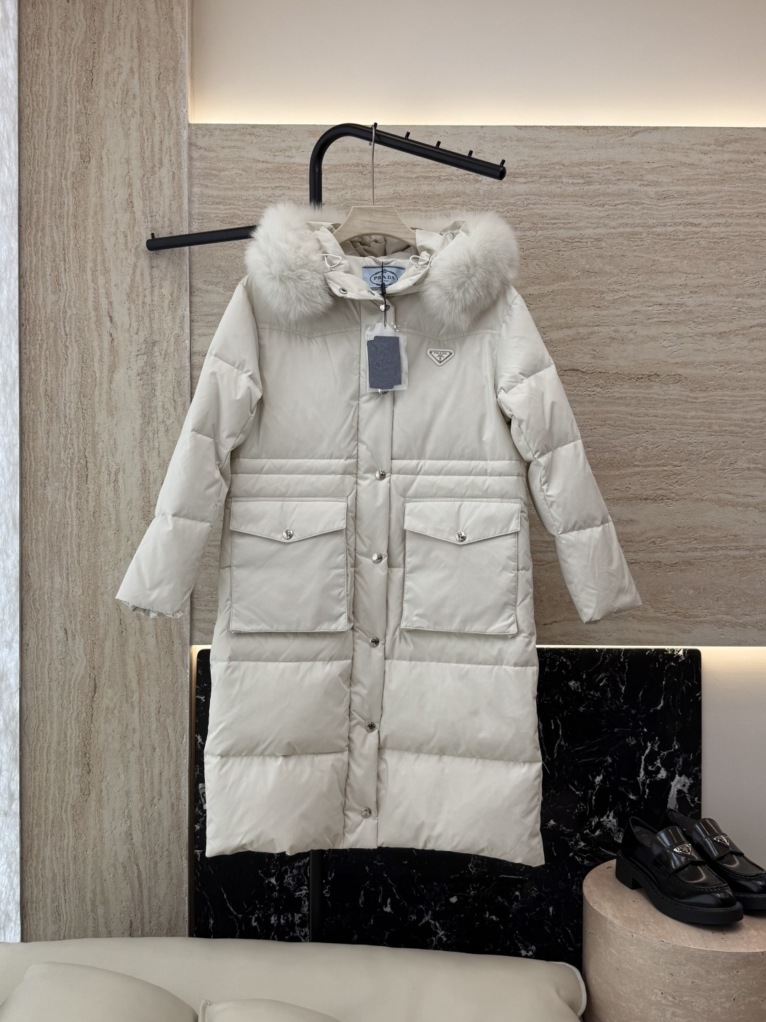 NO:534070,New down jacket with dust bag P-8518# Prada triangle logo, super large fox fur collar, 90 white goose down jacket, long down jacket, white khaki, black 38-44 (no fur collar-100),,prada, down jacket,alexander wang19860909配防尘袋P-8518#新款羽绒服 Prada 三角标 超大狐狸毛领 90白鹅绒 长款羽绒服 白色 卡其色 黑色 38-44（不要毛领-100）,,prada,down jacket,alexander wang,Women's clothing