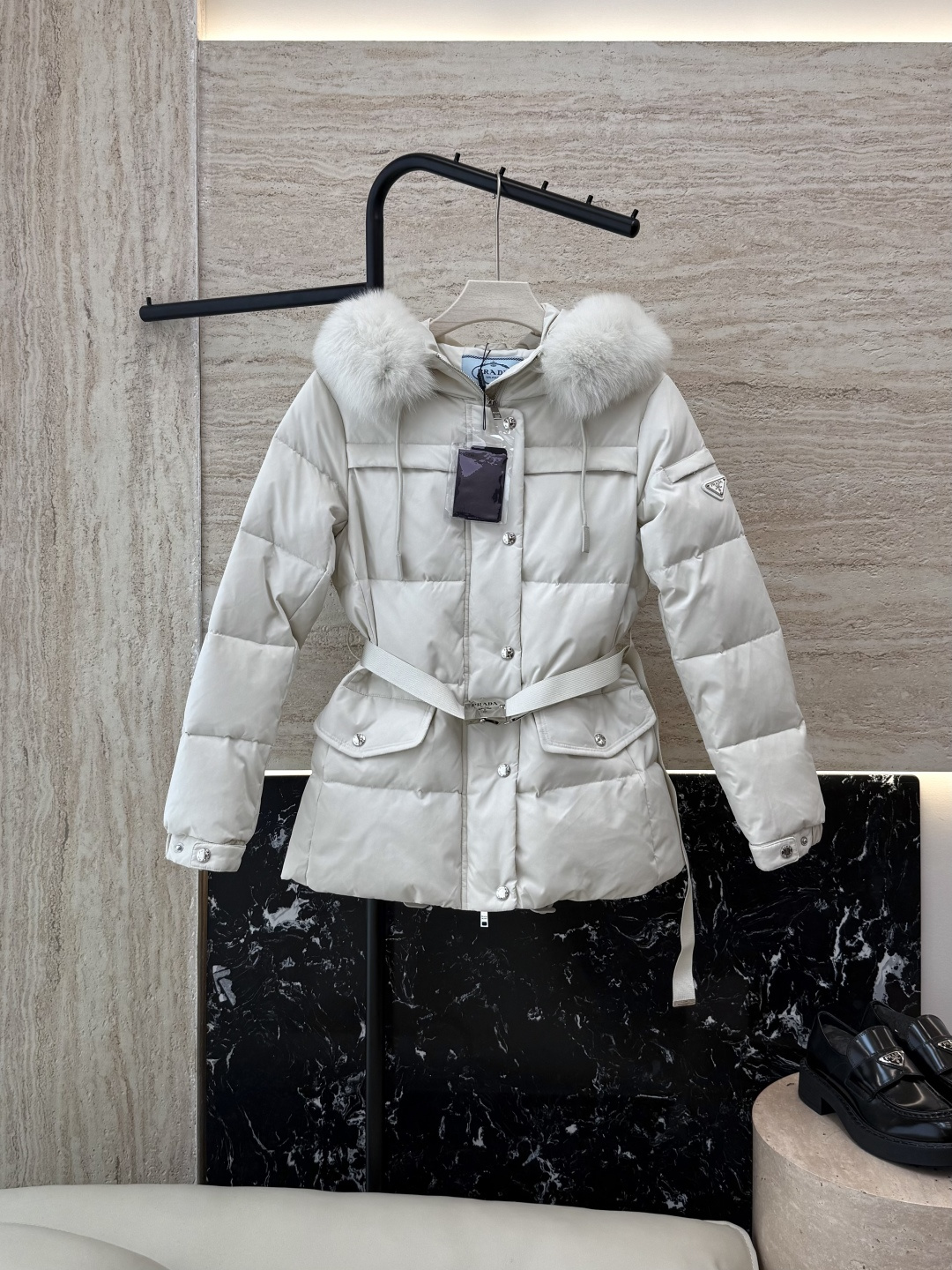 NO:534104,New down jacket with dust bag P-8516# Prada triangle logo, super large fox fur collar, belt, 90 white goose down jacket, short style, down jacket, white khaki, black 38-44 (no fur collar-100),,prada, down jacket,alexander wang19860909配防尘袋P-8516#新款羽绒服 Prada 三角标 超大狐狸毛领 配腰带 90白鹅绒 短款 羽绒服 白色 卡其色 黑色 38-44（不要毛领-100）,,prada,down jacket,alexander wang,Women's clothing