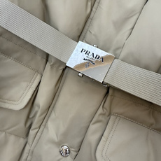 P-8516#新款羽绒服🌾 Prada 三角标 超大狐狸毛领 配腰带 90%白鹅绒 短款 羽绒服 白色 卡其色 黑色 3 P-8516#新款羽绒服🌾 Prada 三角标 超大狐狸毛领 配腰带 90%白鹅绒 短款 羽绒服 白色 卡其色 黑色 3