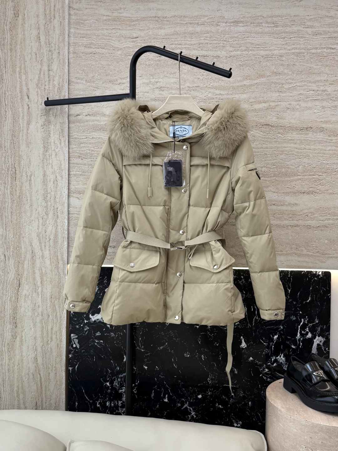 NO:534101,New down jacket with dust bag P-8516# Prada triangle logo, super large fox fur collar, belt, 90 white goose down jacket, short style, down jacket, white khaki, black 38-44 (no fur collar-100),,prada, down jacket,alexander wang19860909配防尘袋P-8516#新款羽绒服 Prada 三角标 超大狐狸毛领 配腰带 90白鹅绒 短款 羽绒服 白色 卡其色 黑色 38-44（不要毛领-100）,,prada,down jacket,alexander wang,Women's clothing