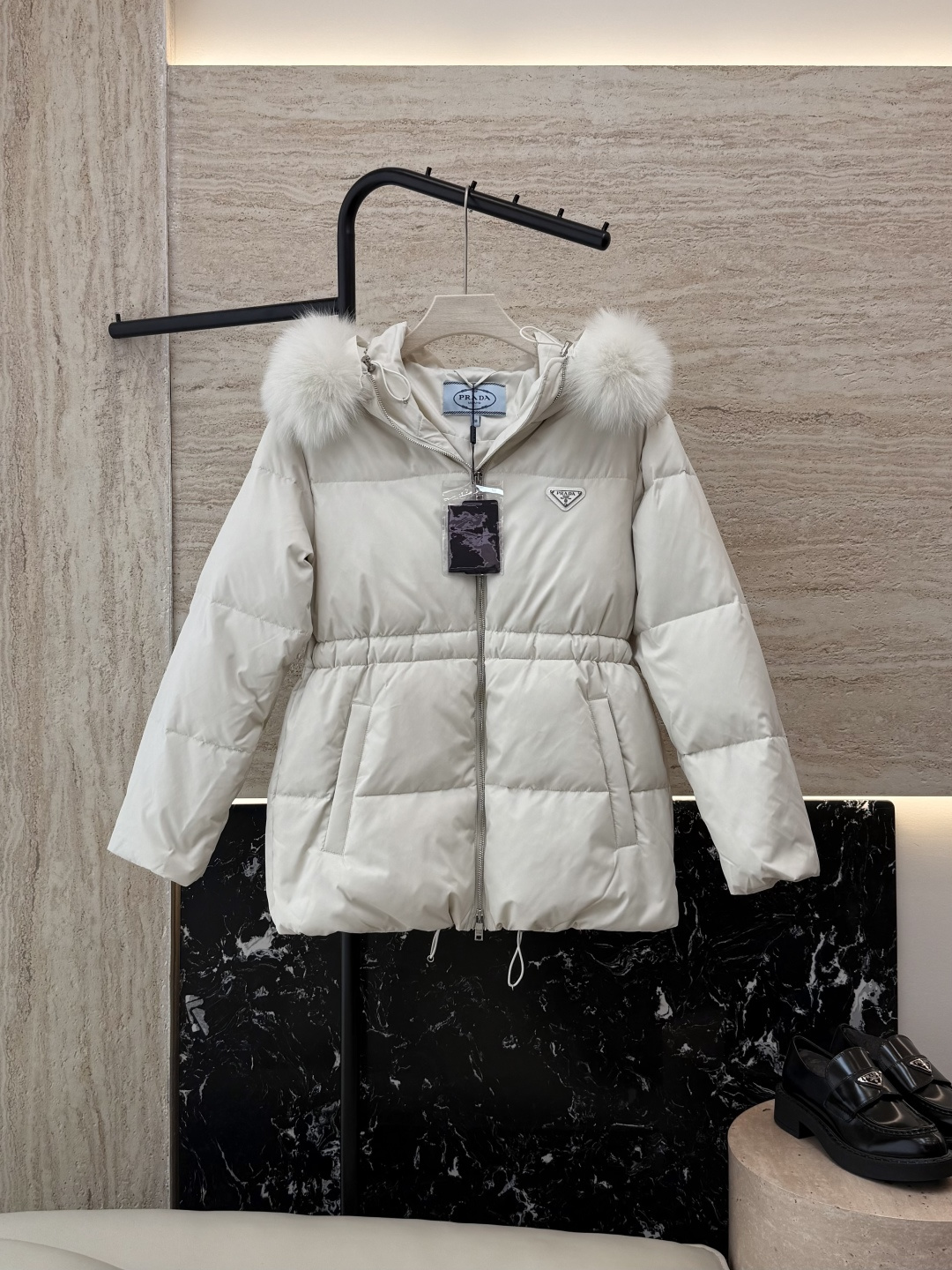 NO:534097,New down jacket with dust bag P-8512# Prada triangle logo, super large fox fur collar, 90 white goose down jacket, short style, white khaki black 38-44 (no fur collar-100),,prada, down jacket,alexander wang19860909配防尘袋P-8512#新款羽绒服 Prada 三角标 超大狐狸毛领 90白鹅绒 短款 羽绒服 白色 卡其色 黑色 38-44（不要毛领-100）,,prada,down jacket,alexander wang,Women's clothing