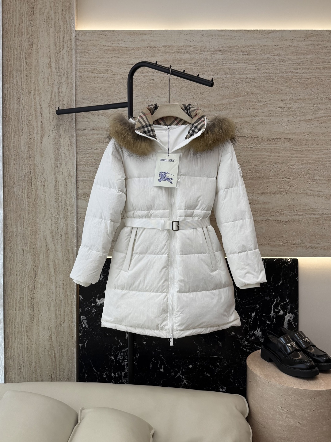 NO:534124,New down jacket with dust bag B8507# burberry, super large raccoon fur collar, belt 90 white goose down jacket, long black apricot white SMLXL (no fur collar-80),,burberry,burberry,down jacket,alexander wang19860909配防尘袋B8507#新款羽绒服 bur 巴宝莉 超大貉子毛领 配腰带 90 白鹅绒 羽绒服 长款 黑色 杏色 白色 SMLXL（不要毛领-80）,,burberry,burberry,down jacket,alexander wang,Women's clothing