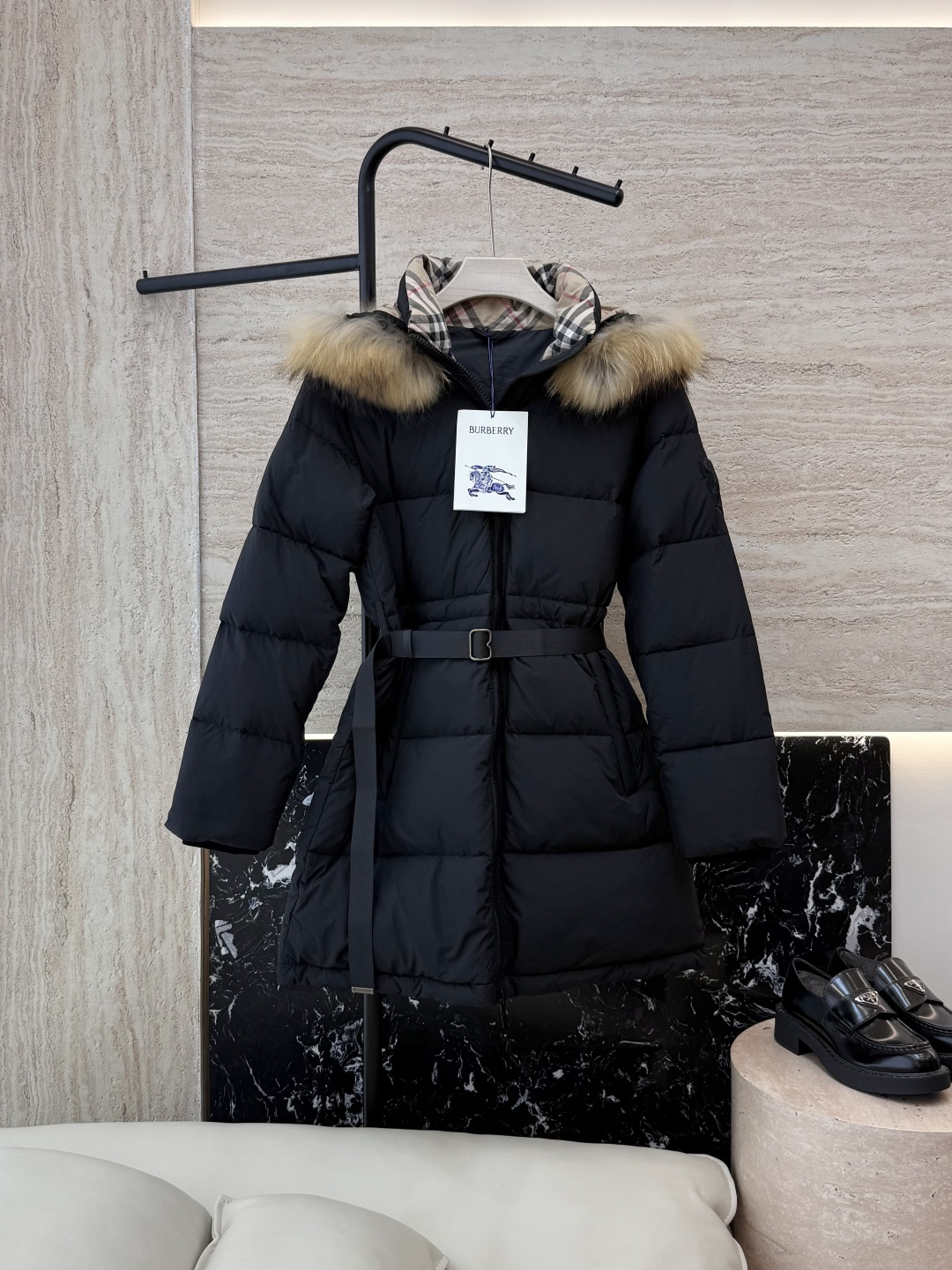 NO:534118,New down jacket with dust bag B8507# burberry, super large raccoon fur collar, belt 90 white goose down jacket, long black apricot white SMLXL (no fur collar-80),,burberry,burberry,down jacket,alexander wang19860909配防尘袋B8507#新款羽绒服 bur 巴宝莉 超大貉子毛领 配腰带 90 白鹅绒 羽绒服 长款 黑色 杏色 白色 SMLXL（不要毛领-80）,,burberry,burberry,down jacket,alexander wang,Women's clothing
