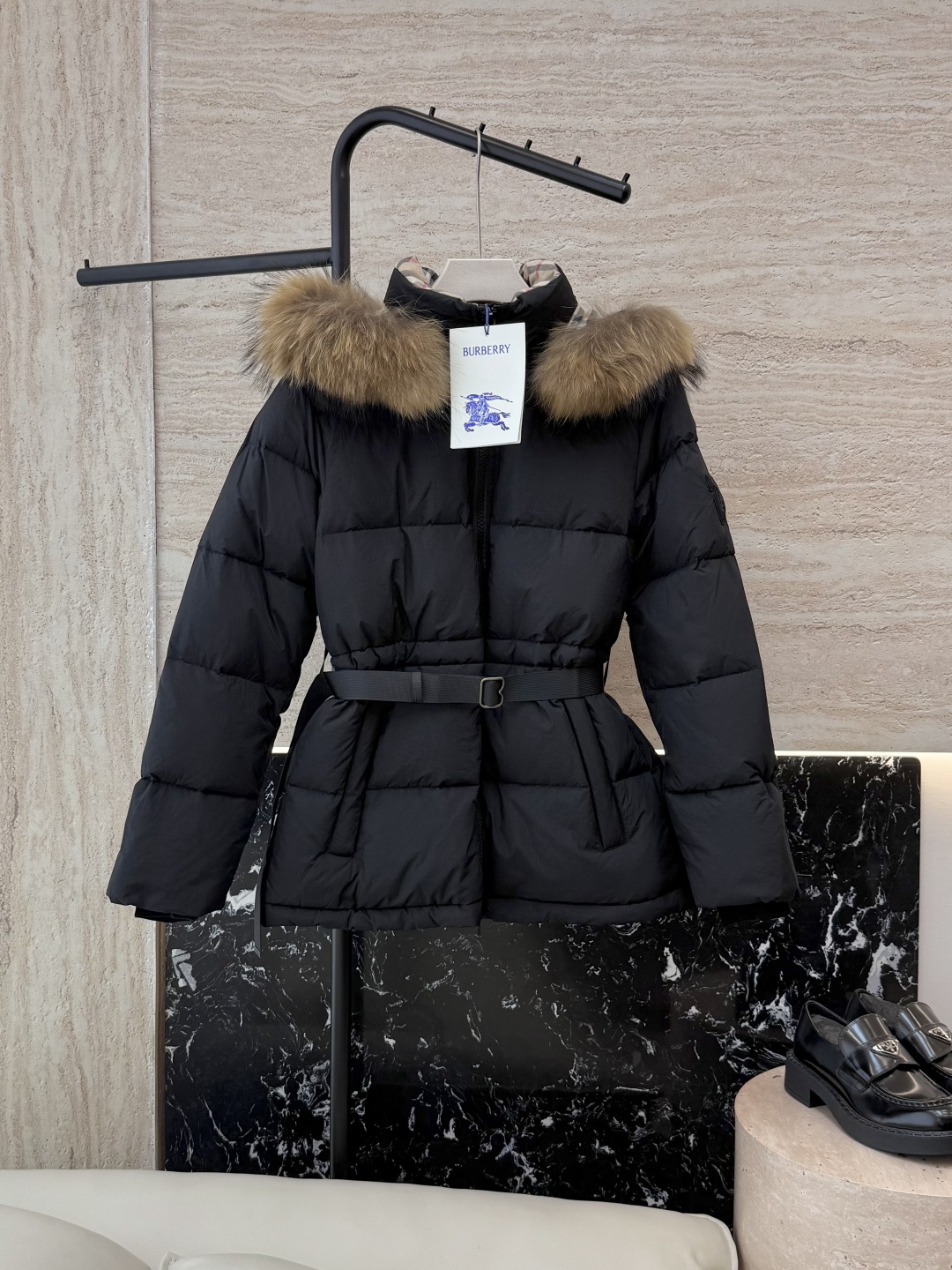 NO:534105,New down jacket with dust bag B8506# burberry, super large raccoon fur collar, belt 90 white goose down jacket, short black apricot white SMLXL (no fur collar-80),,burberry,burberry,down jacket,alexander wang19860909配防尘袋B8506#新款羽绒服 bur 巴宝莉 超大貉子毛领 配腰带 90 白鹅绒 羽绒服 短款 黑色 杏色 白色 SMLXL（不要毛领-80）,,burberry,burberry,down jacket,alexander wang,Women's clothing