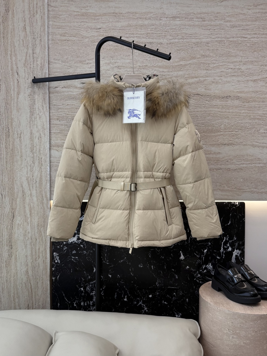 NO:534109,New down jacket with dust bag B8506# burberry, super large raccoon fur collar, belt 90 white goose down jacket, short black apricot white SMLXL (no fur collar-80),,burberry,burberry,down jacket,alexander wang19860909配防尘袋B8506#新款羽绒服 bur 巴宝莉 超大貉子毛领 配腰带 90 白鹅绒 羽绒服 短款 黑色 杏色 白色 SMLXL（不要毛领-80）,,burberry,burberry,down jacket,alexander wang,Women's clothing