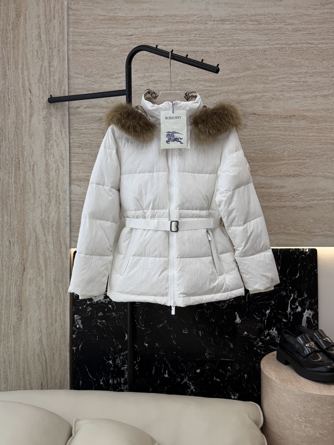 NO:534115,New down jacket with dust bag B8506# burberry, super large raccoon fur collar, belt 90 white goose down jacket, short black apricot white SMLXL (no fur collar-80),,burberry,burberry,down jacket,alexander wang19860909配防尘袋B8506#新款羽绒服 bur 巴宝莉 超大貉子毛领 配腰带 90 白鹅绒 羽绒服 短款 黑色 杏色 白色 SMLXL（不要毛领-80）,,burberry,burberry,down jacket,alexander wang,Women's clothing