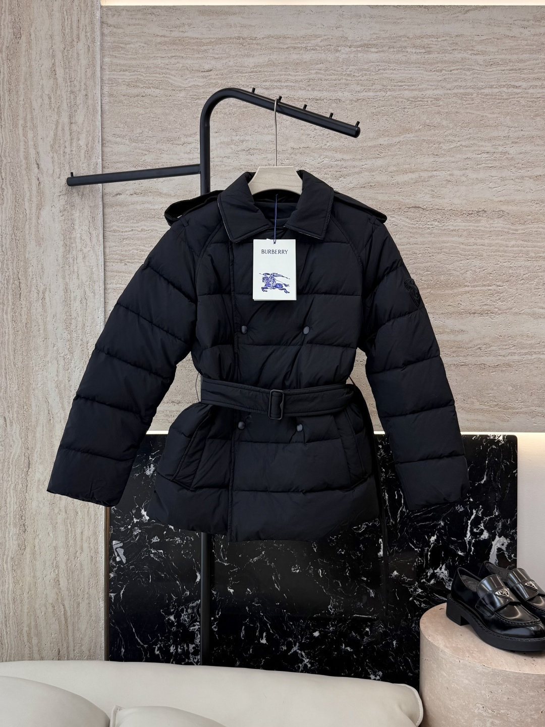 NO:534127,New down jacket with dust bag B8508# burberry double-breasted slimming belt 90 white goose down jacket Short black apricot white SMLXL, burberry, burberry, down jacket, alexander wang19860909配防尘袋B8508#新款羽绒服 bur 巴宝莉 双排扣 显瘦 配腰带 90 白鹅绒 羽绒服 短款 黑色 杏色 白色 SMLXL,,burberry,burberry,down jacket,alexander wang,Women's clothing