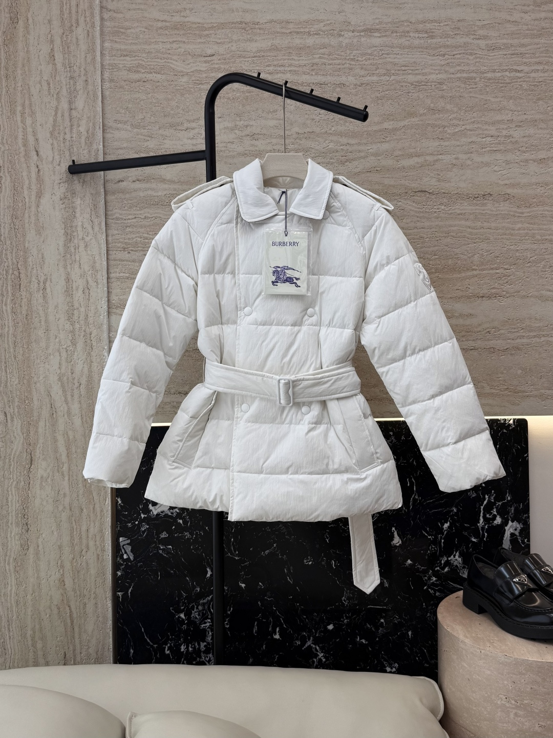 NO:534134,New down jacket with dust bag B8508# burberry double-breasted slimming belt 90 white goose down jacket Short black apricot white SMLXL, burberry, burberry, down jacket, alexander wang19860909配防尘袋B8508#新款羽绒服 bur 巴宝莉 双排扣 显瘦 配腰带 90 白鹅绒 羽绒服 短款 黑色 杏色 白色 SMLXL,,burberry,burberry,down jacket,alexander wang,Women's clothing