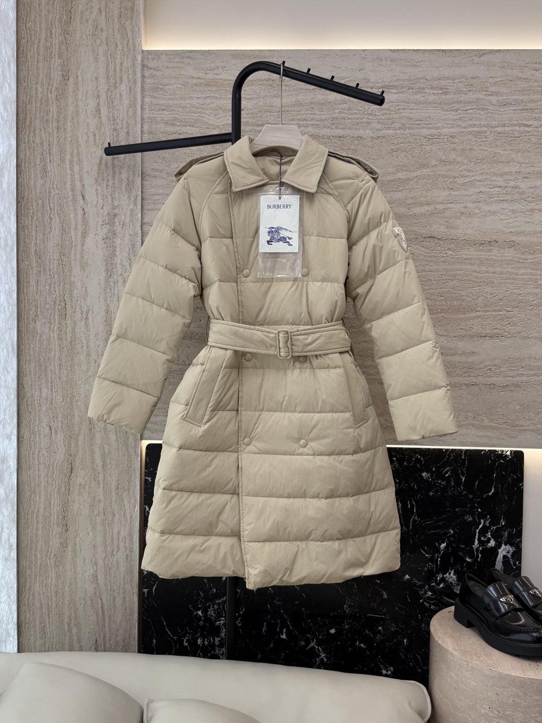 NO:534113,New down jacket with dust bag B8509# burberry double-breasted slimming belt 90 white goose down jacket Long black apricot white SMLXL,,burberry,burberry,down jacket,alexander wang19860909配防尘袋B8509#新款羽绒服 bur 巴宝莉 双排扣 显瘦 配腰带 90 白鹅绒 羽绒服 长款 黑色 杏色 白色 SMLXL,,burberry,burberry,down jacket,alexander wang,Women's clothing