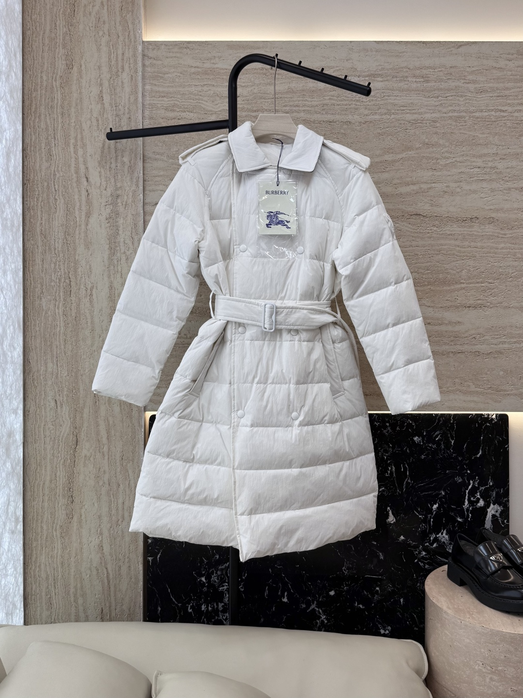 NO:534119,New down bur Burberry Double-breasted slimming belt 90 white goose down jacket Long black apricot white SMLXL,,burberry,burberry,down jacket,alexander wang19860909配防尘袋B8509#新款羽绒 bur 巴宝莉 双排扣 显瘦 配腰带 90 白鹅绒 羽绒服 长款 黑色 杏色 白色 SMLXL,,burberry,burberry,down jacket,alexander wang,Women's clothing